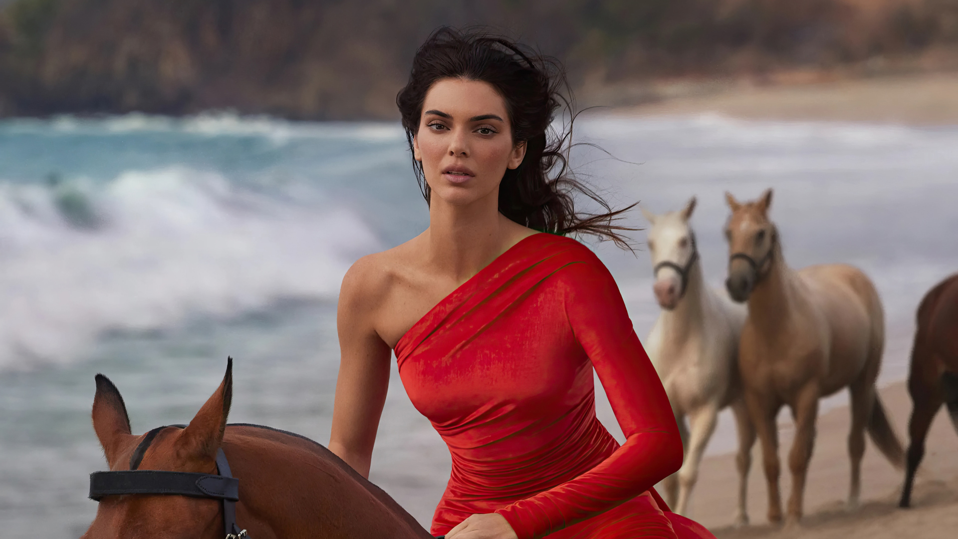 Модель Кендалл Дженнер в красном платье скачет на лошади