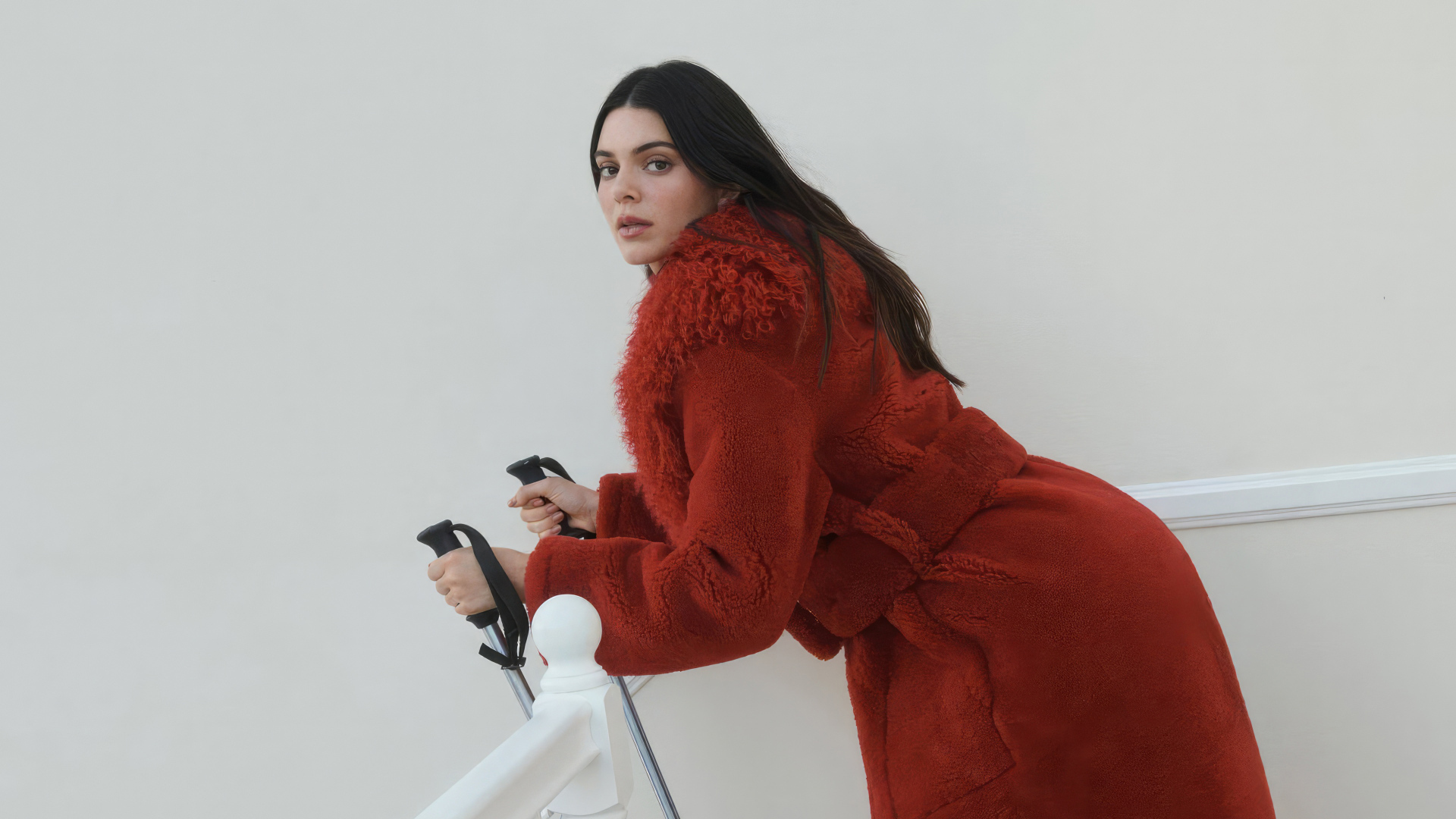 Модель Кендалл Дженнер в красной шубе