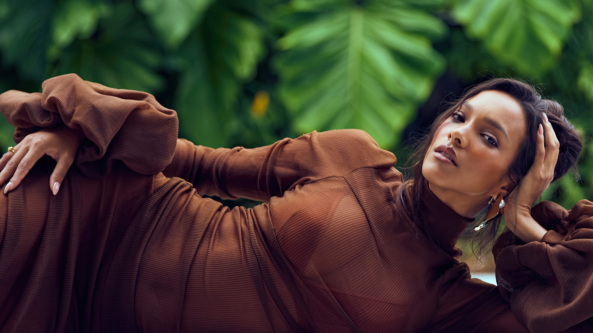 Модель Лаис Рибейро в коричневом платье лежит на полу