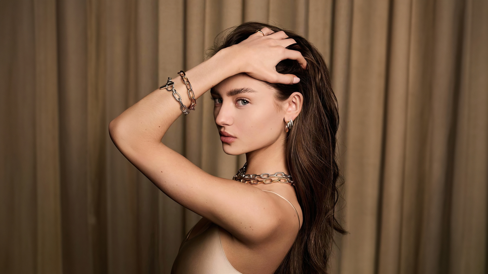 Модель Лени Олуми Клум  с руками в волосах