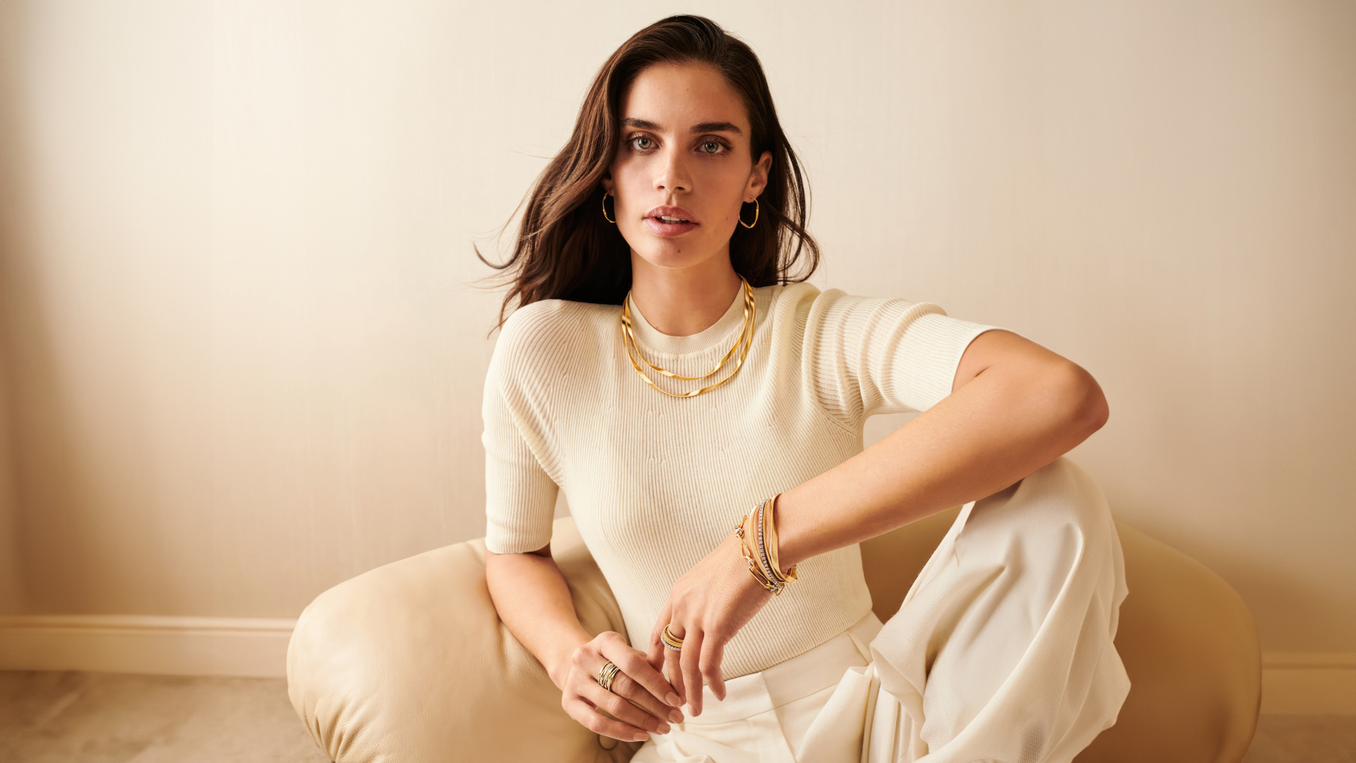 Португальская модель Сара Сампайо сидит в кресле