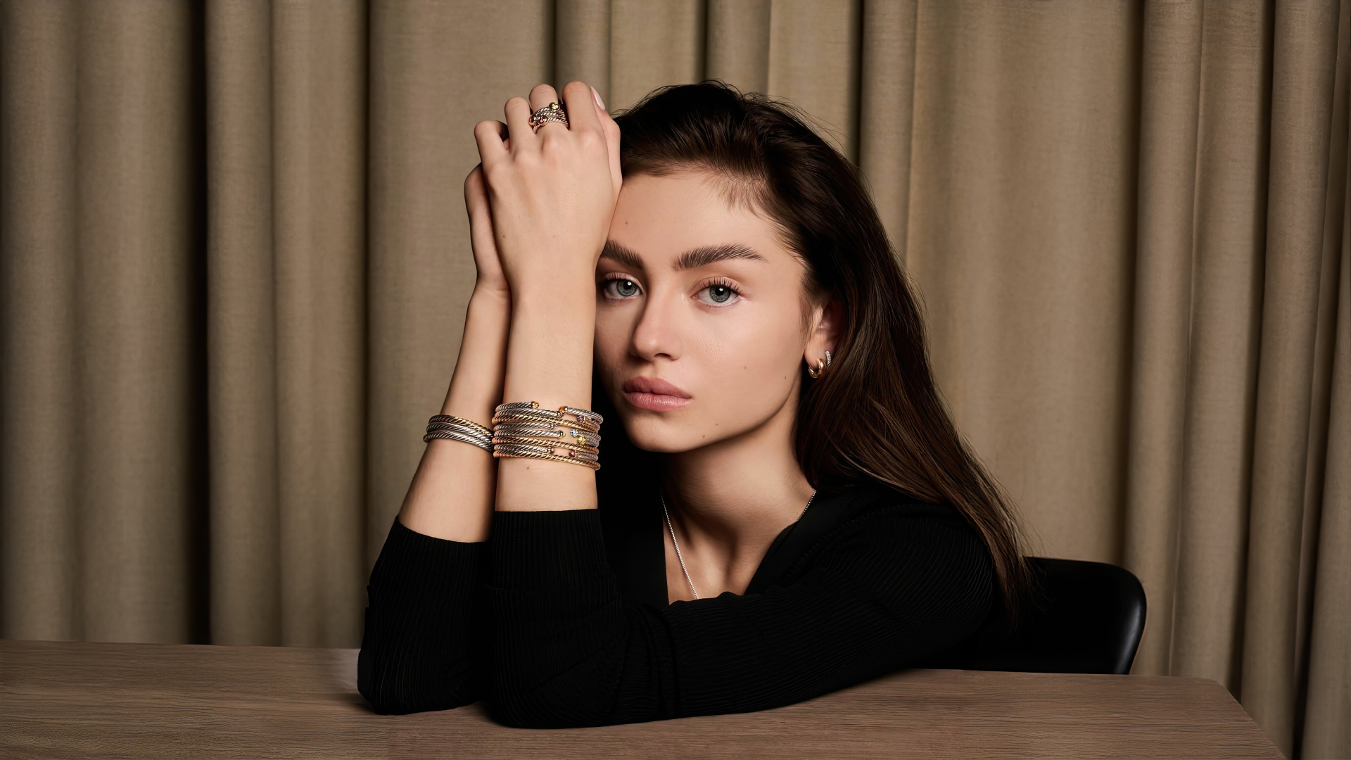 Молодая модель Лени Олуми Клум  с красивыми глазами