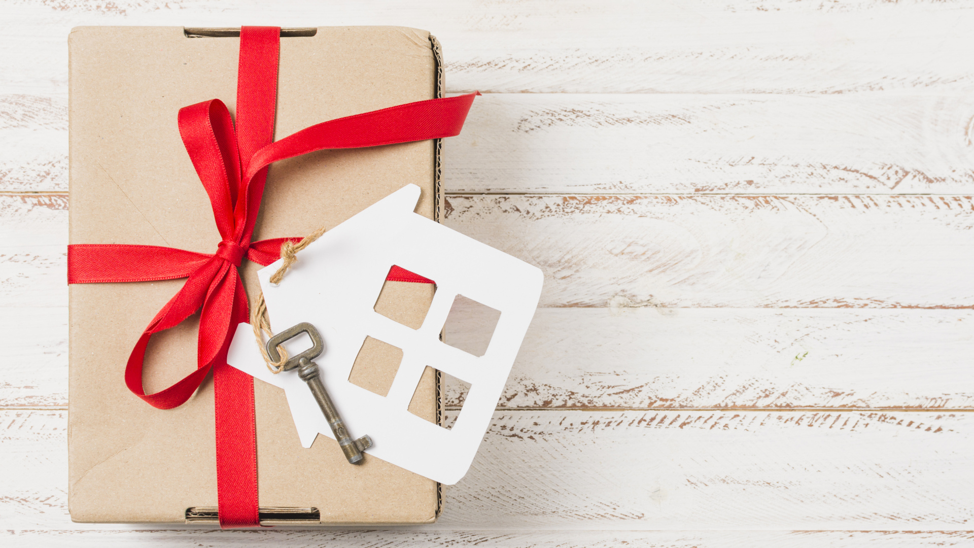 Подарок с ключом от квартиры на столе