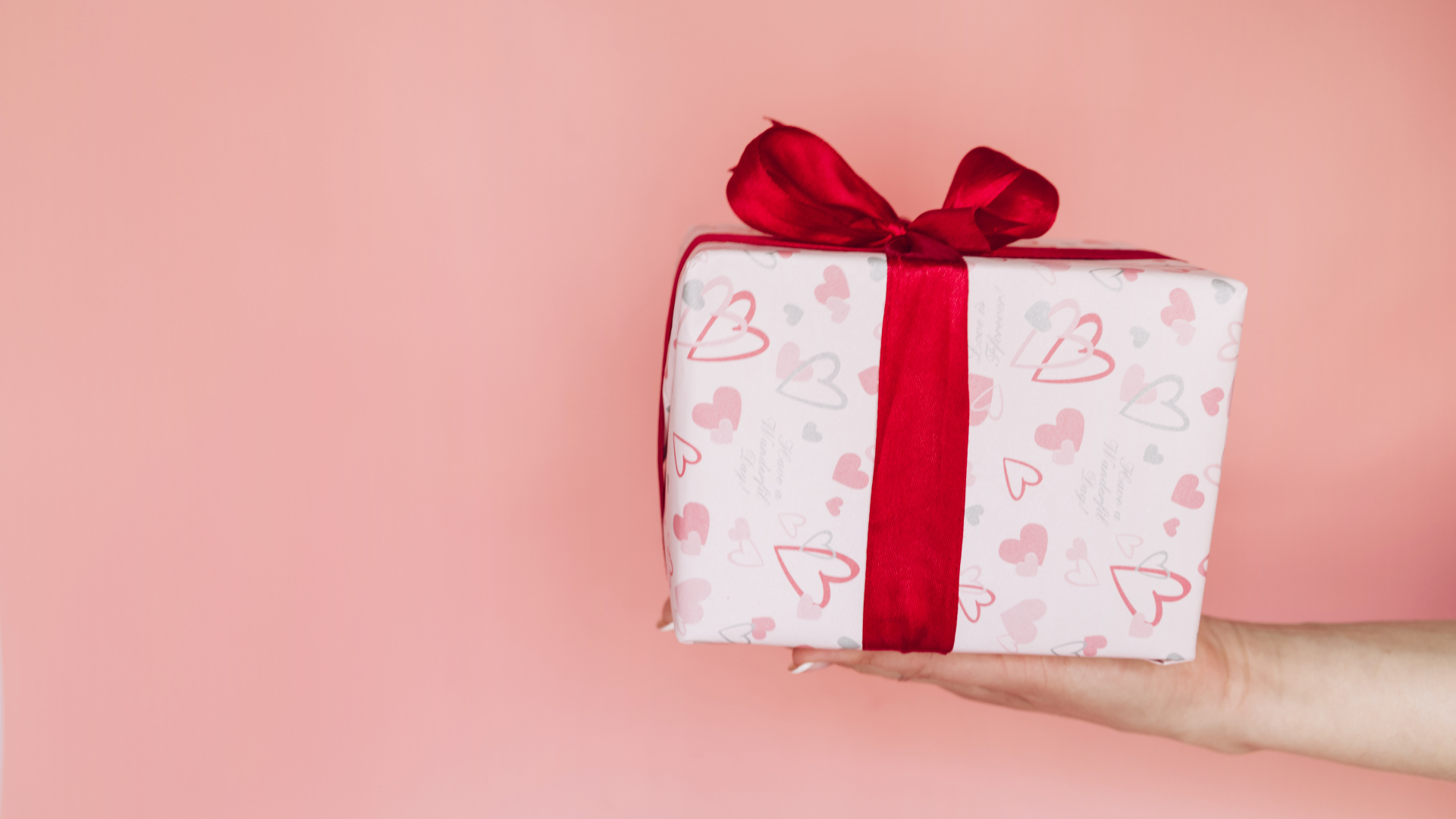 Девушка держит коробку с подарком