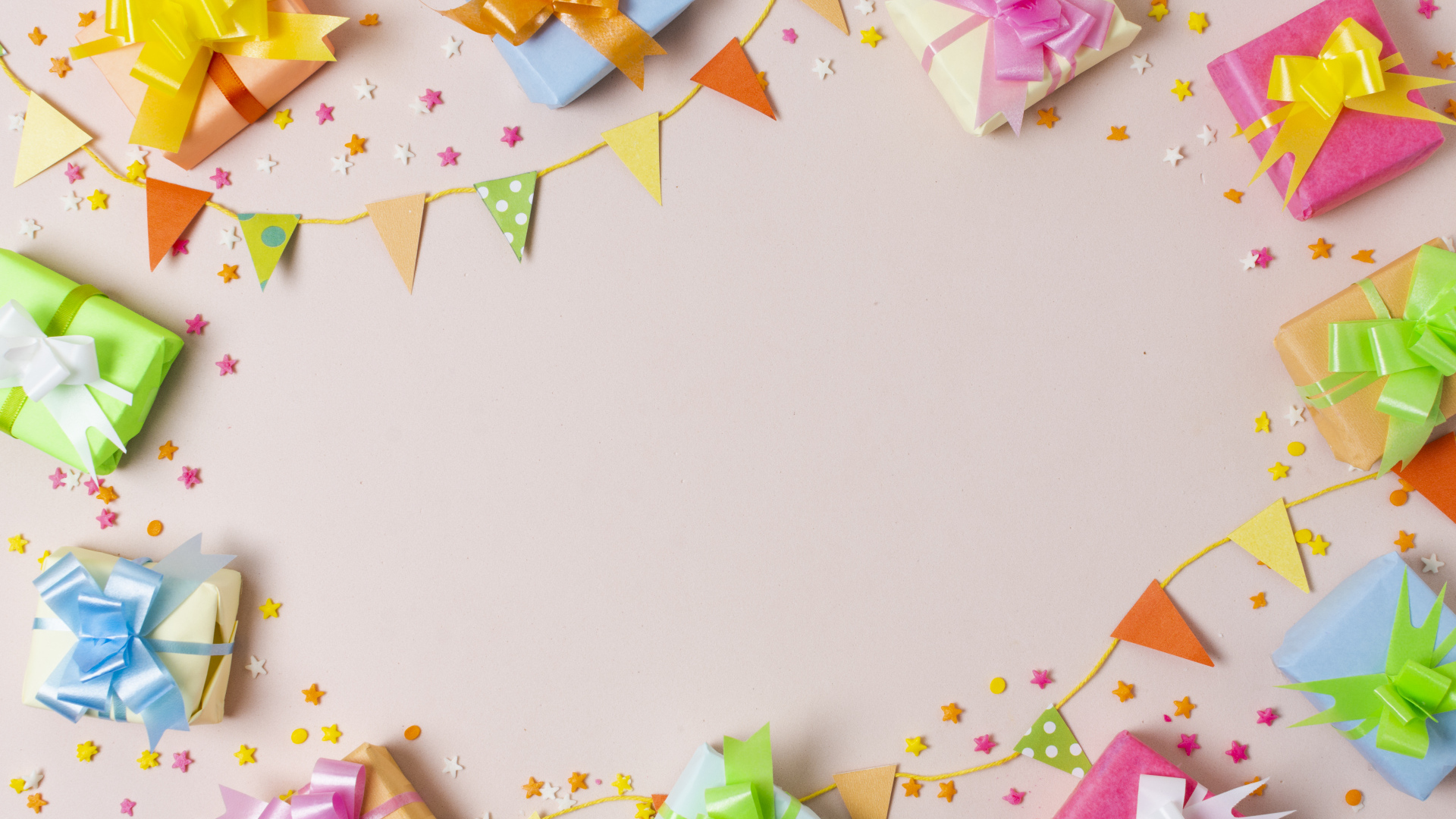 Много подарком на сером столе