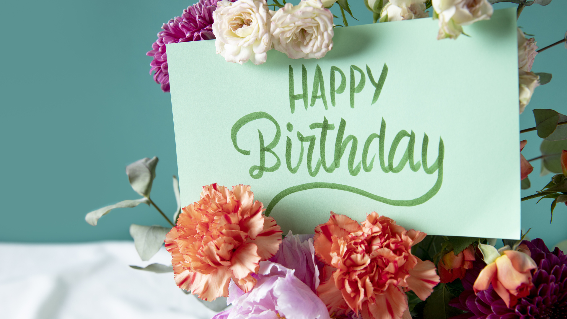 Надпись на листе с днем рождения с цветами
