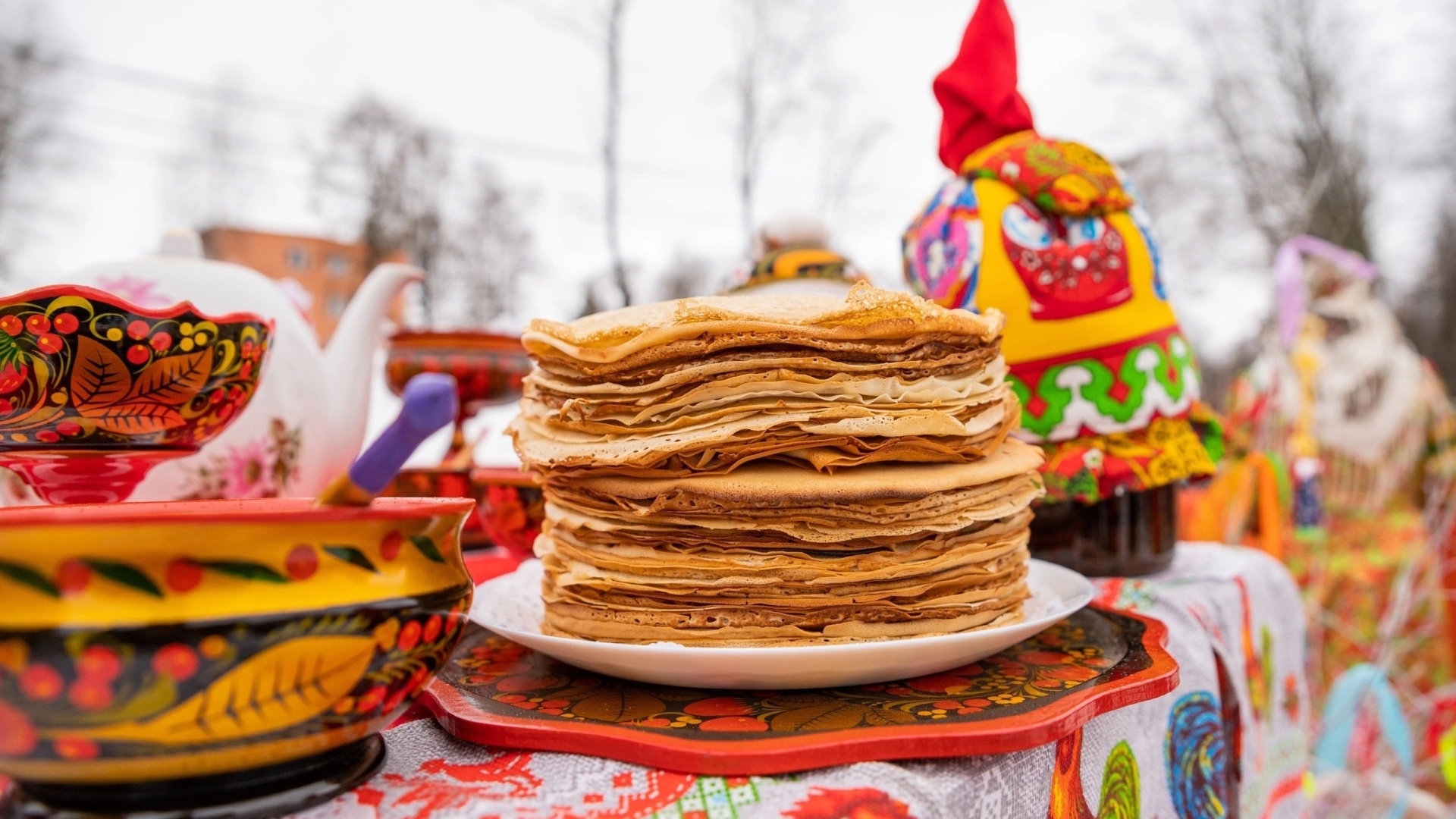 Стопка блинов на празднике Масленица