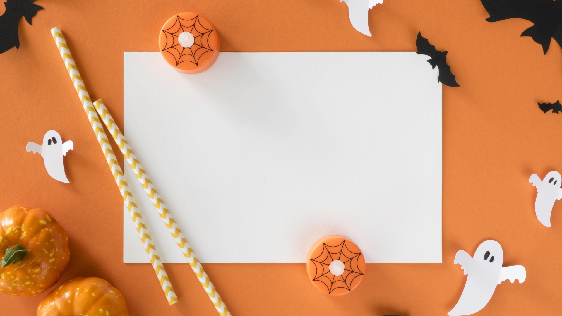 Шаблон на оранжевом фоне с летучими мышами и привидениями