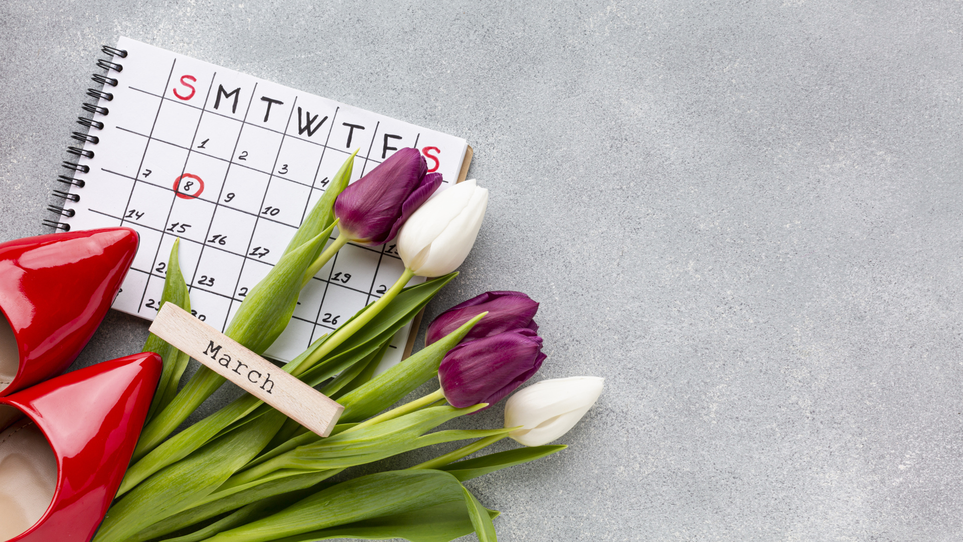 Календарь, красные туфли и букет тюльпанов на 8 марта