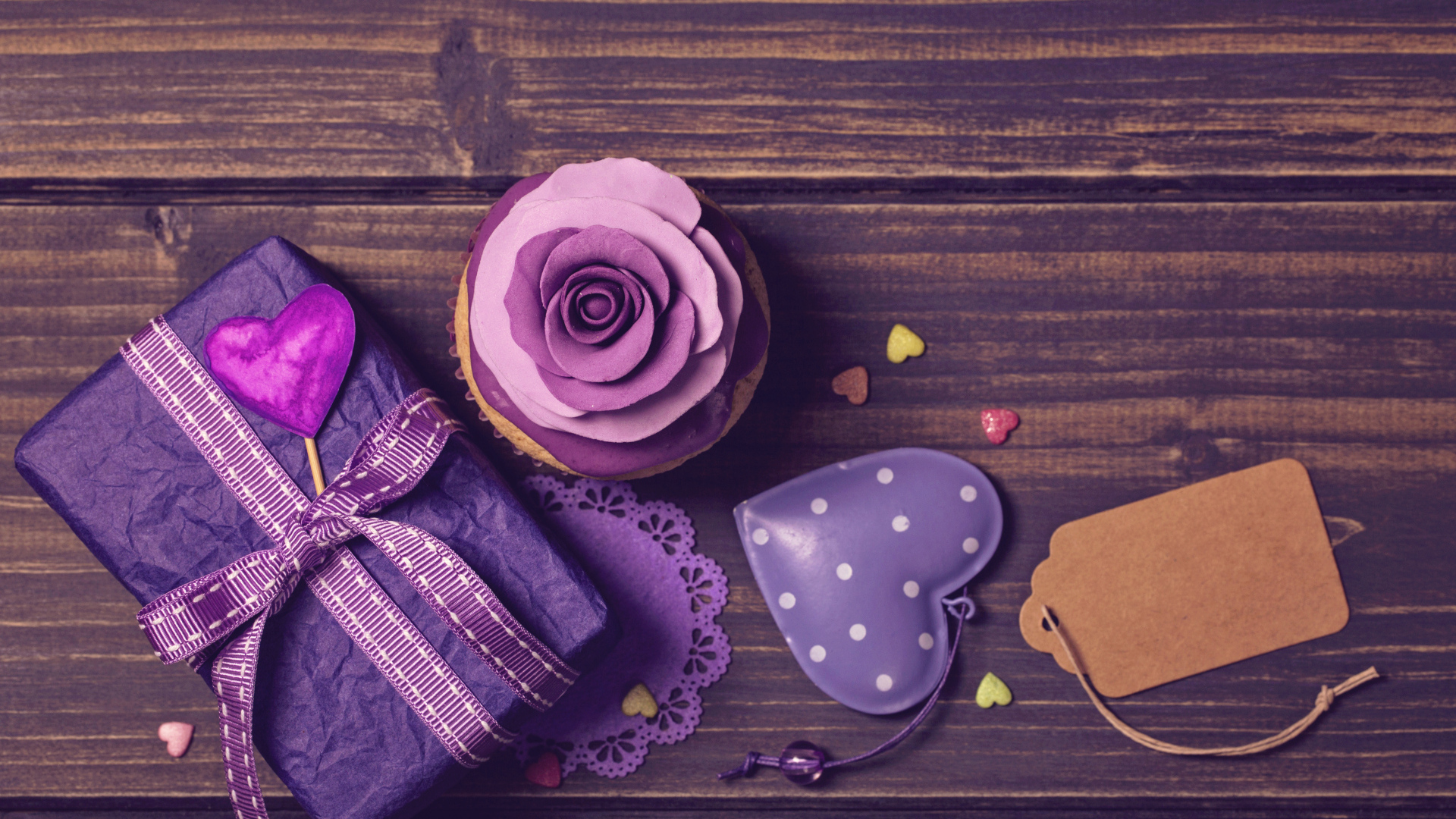 Подарок рядом с кексом, сердечком и открыткой