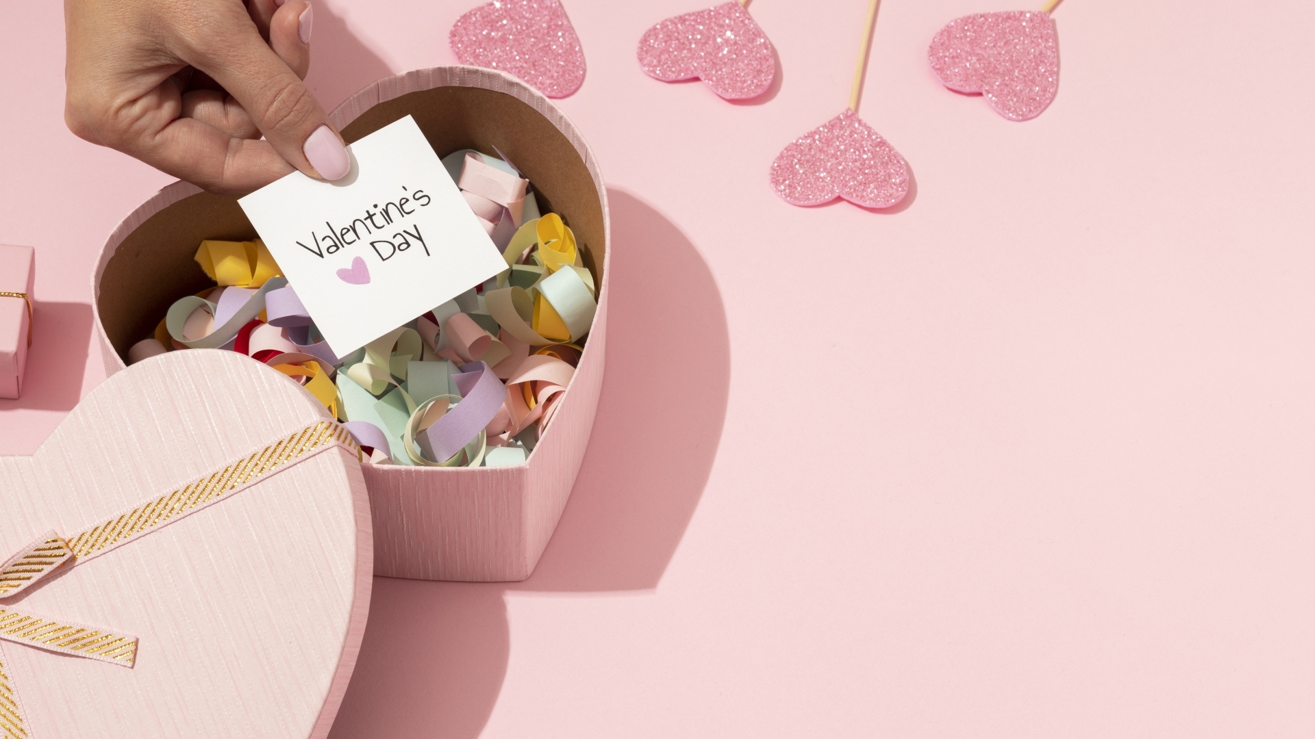 Коробка в форме сердца на розовом фоне на День Святого Валентина
