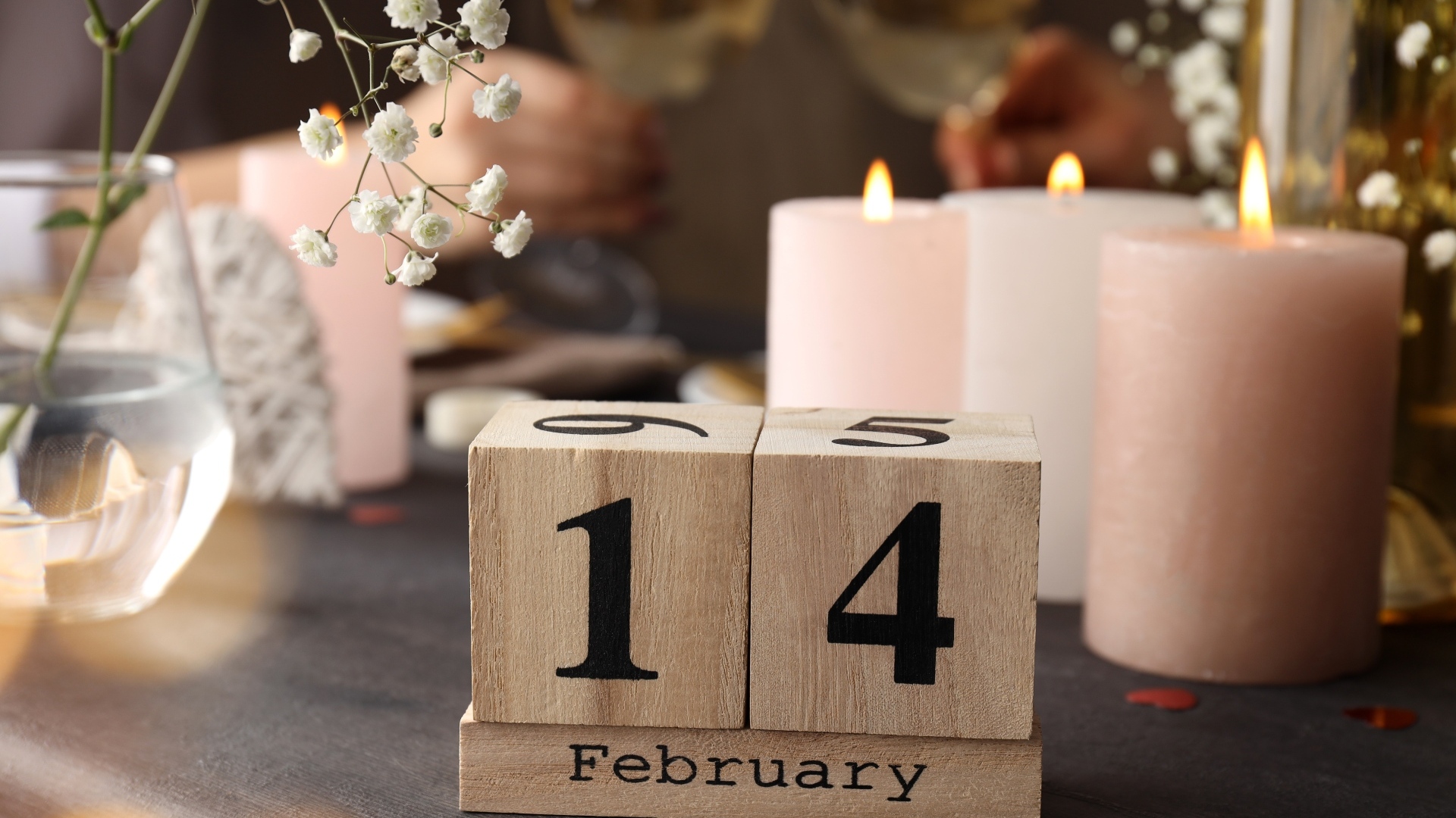 Зажженные свечи и кубики на день влюбленных 14 февраля