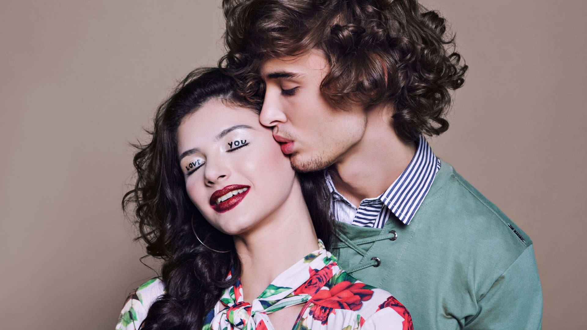 Влюбленные парень с девушкой с закрытыми глазами