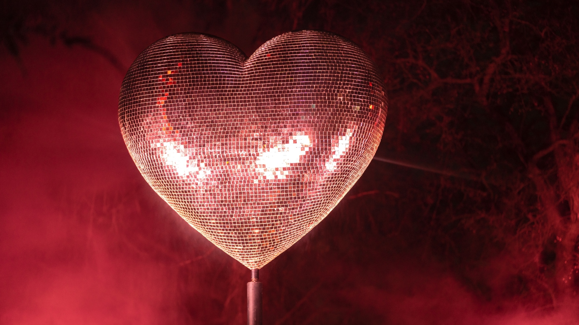 Яркое блестящее сердце в дыму