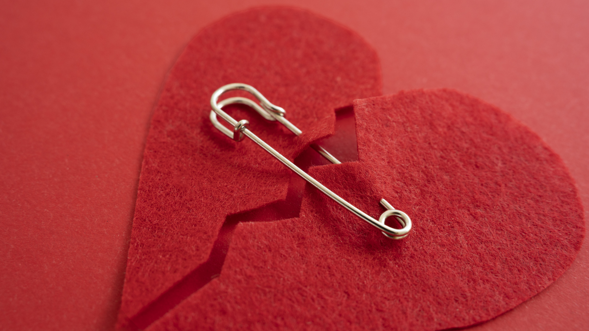 Разбитое сердце скрепили английской булавкой