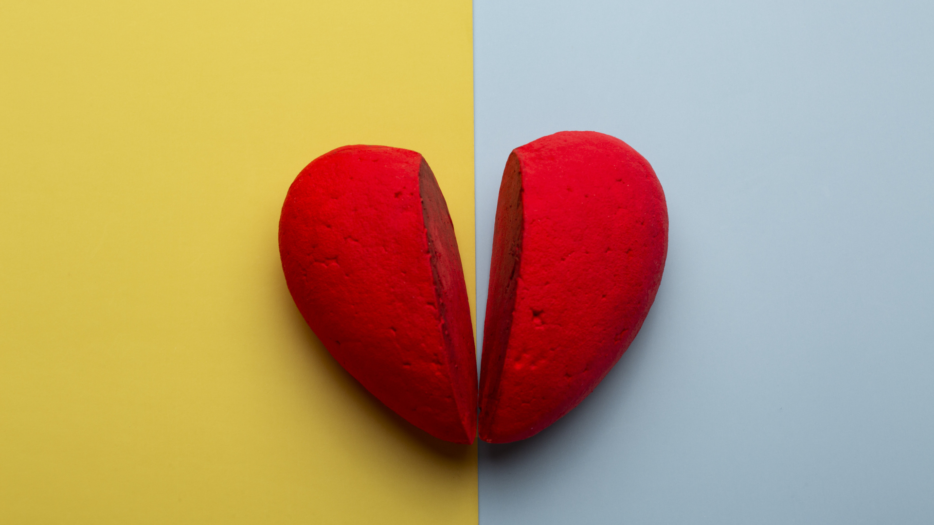 Разбитое красное сердце