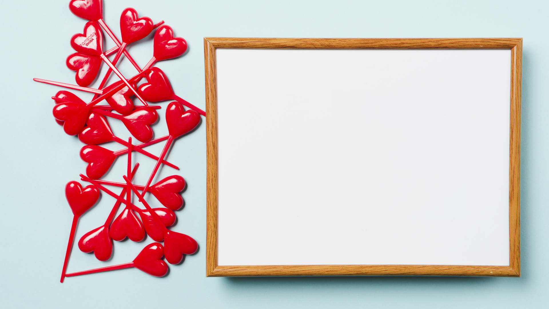 Рамка и красные сердечки на голубом фоне, шаблон открытки