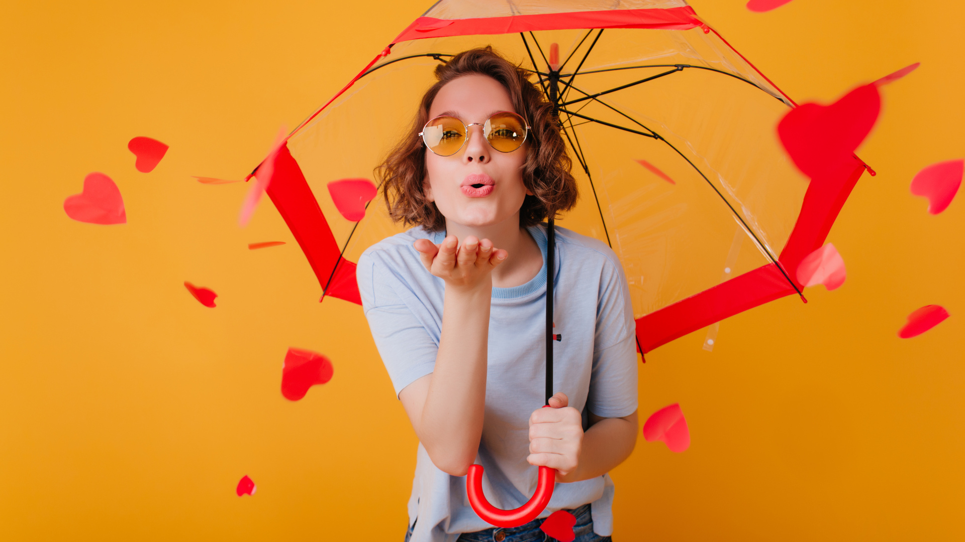 Девушка под зонтом с сердечками