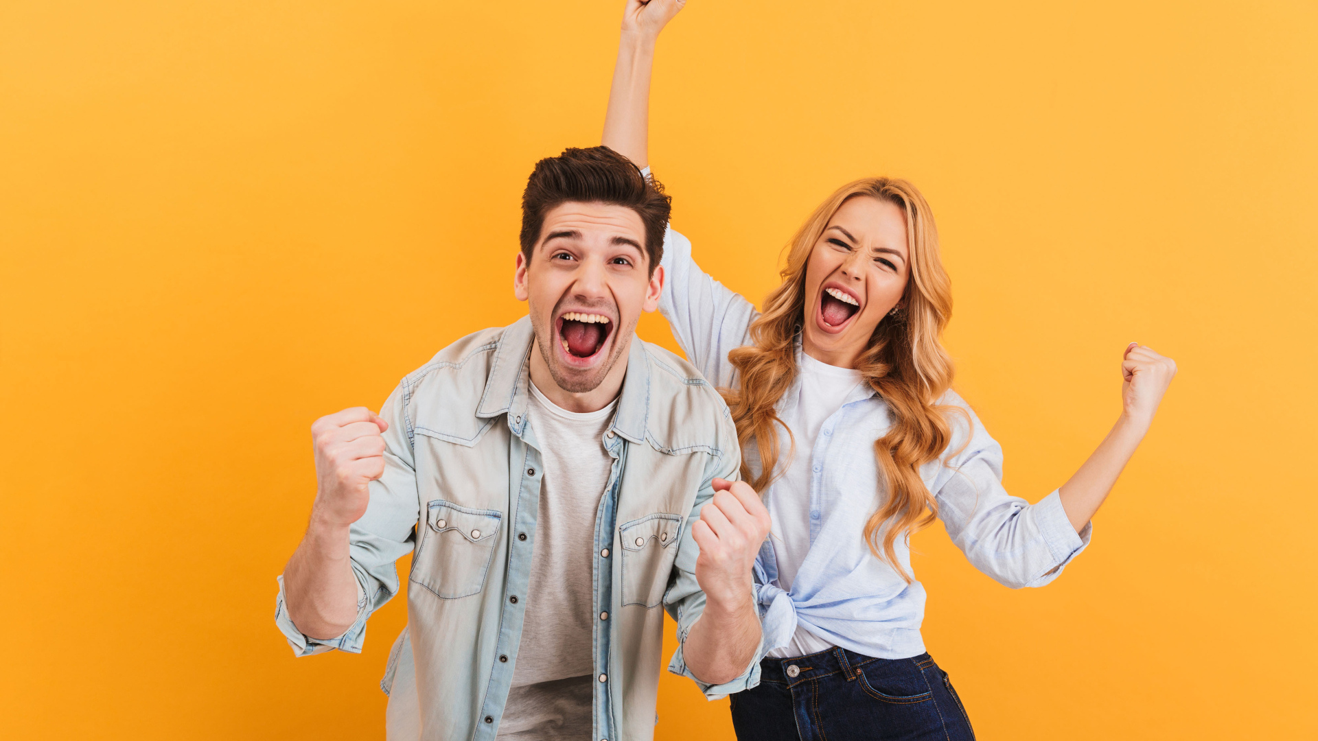 Счастливая пара на оранжевом фоне