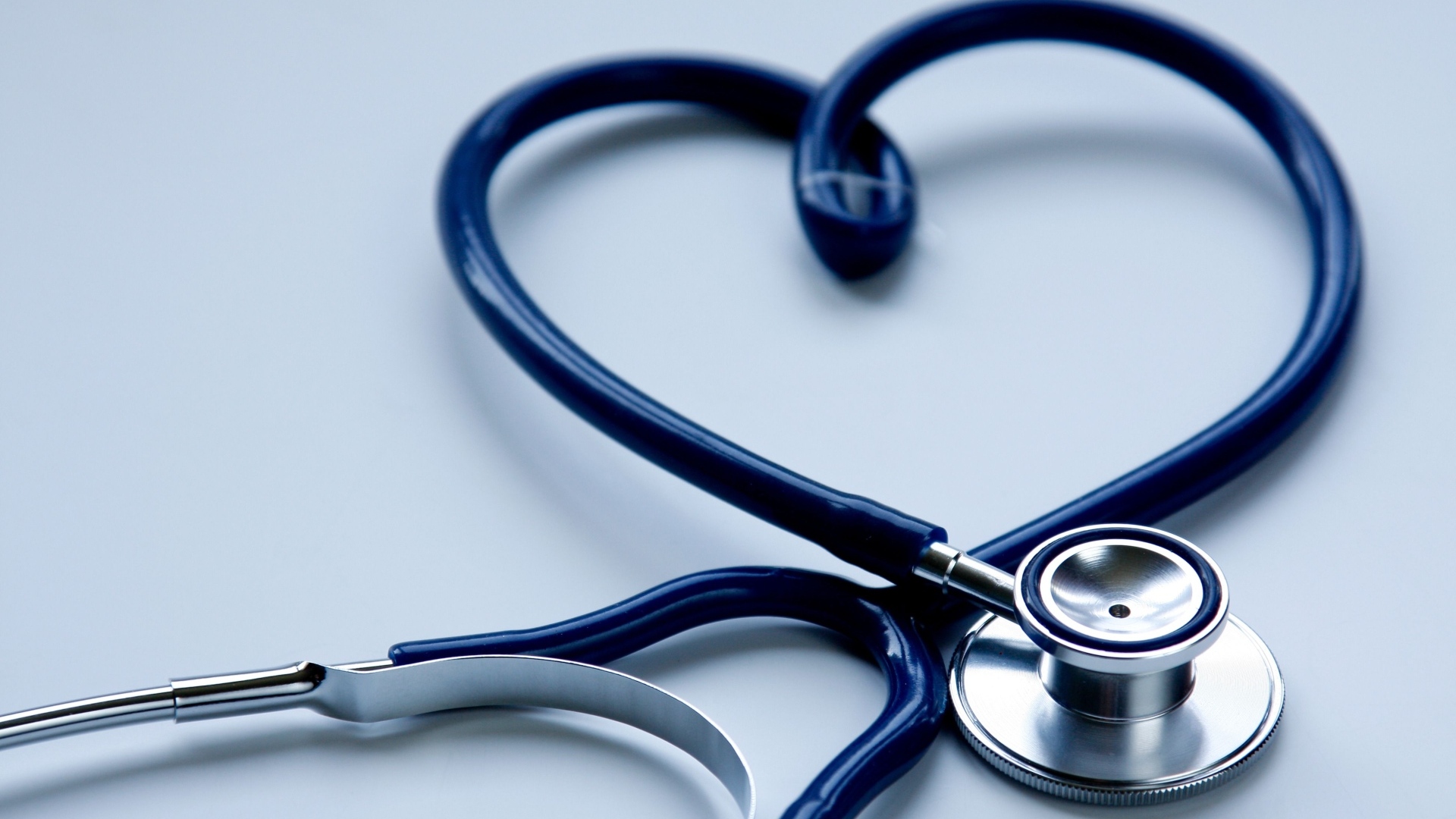 Сердце из стетоскопа на сером фоне
