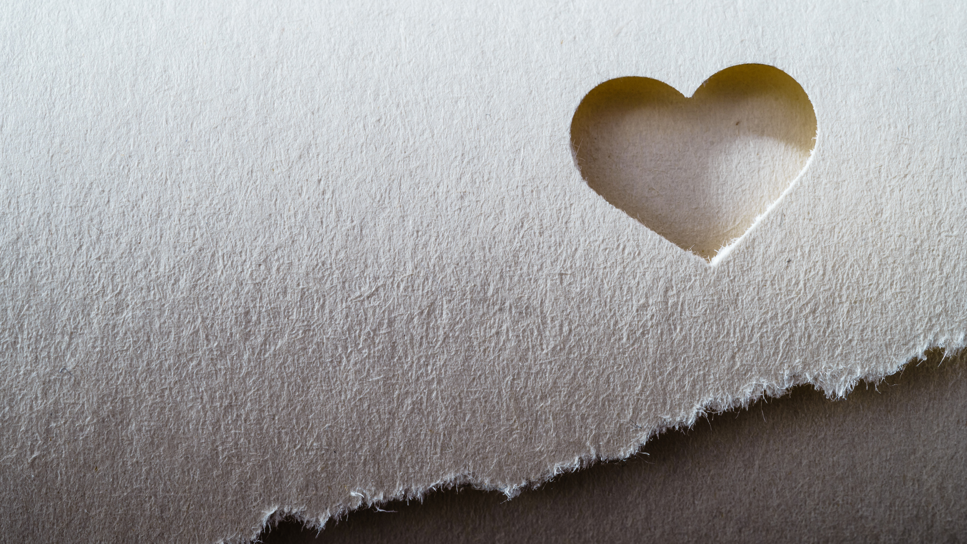 Дырка в бумаге в форме сердца