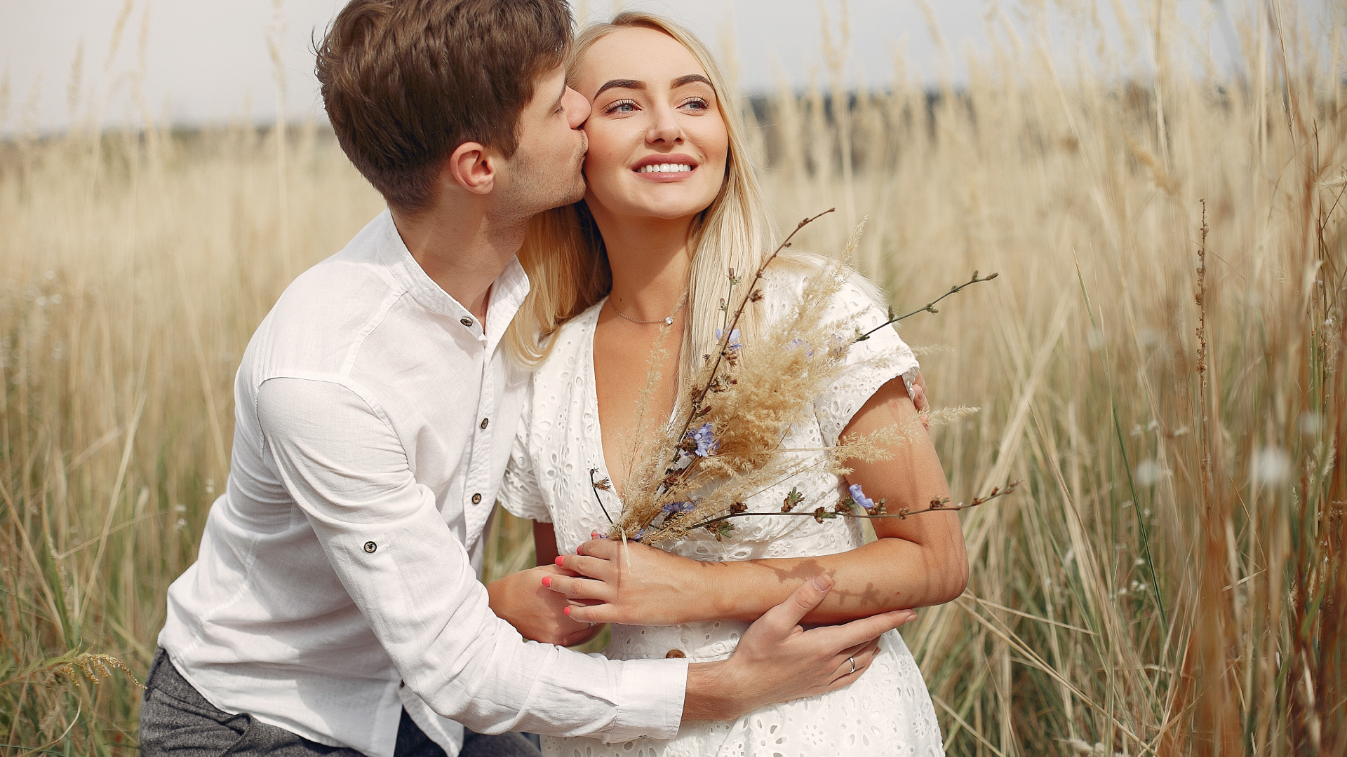 Поцелуй красивой пары на поле