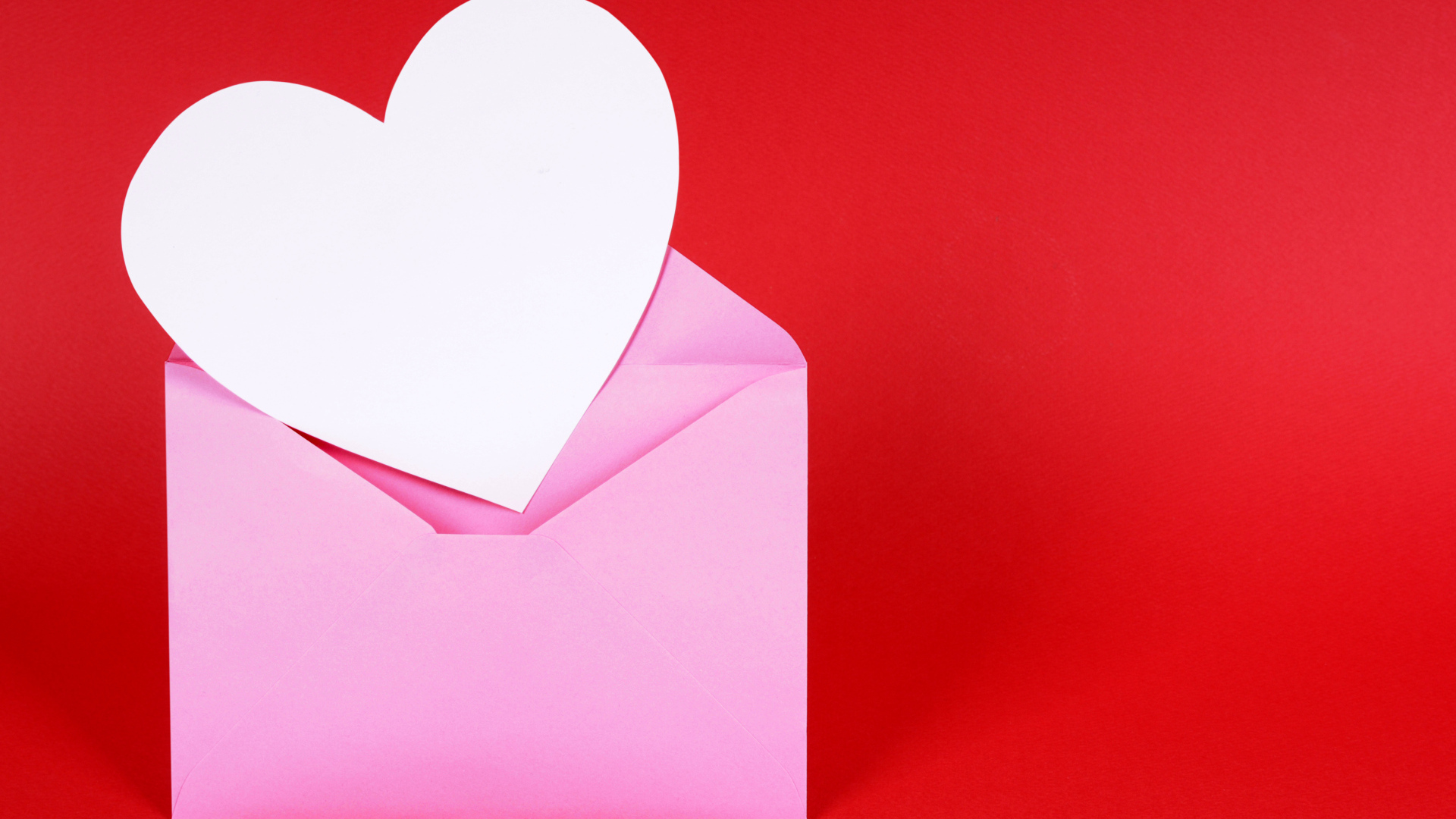 Розовый конверт с сердцем на красном фоне, шаблон для открытки