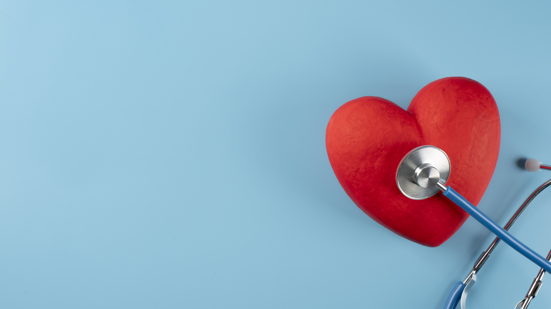 Красное сердце слушают стетоскопом