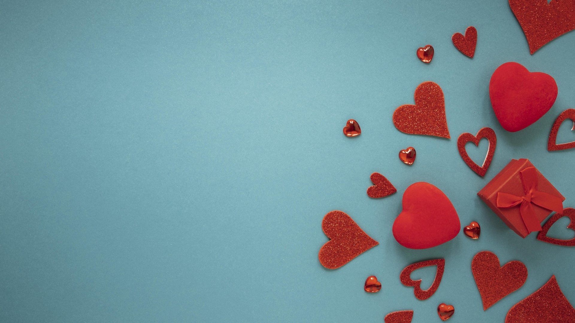 Красные сердечки и подарок на синем фоне, шаблон открытки