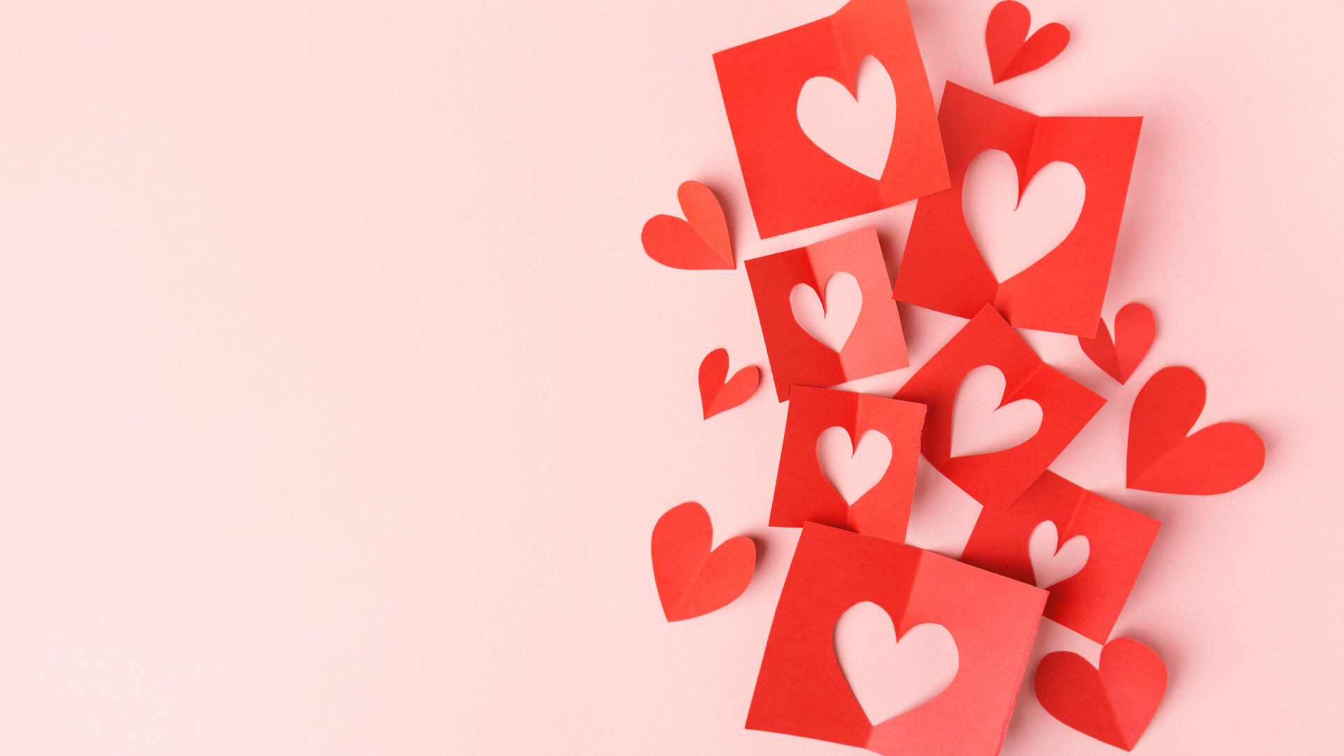 Сердечки из красной бумаги на сером фоне