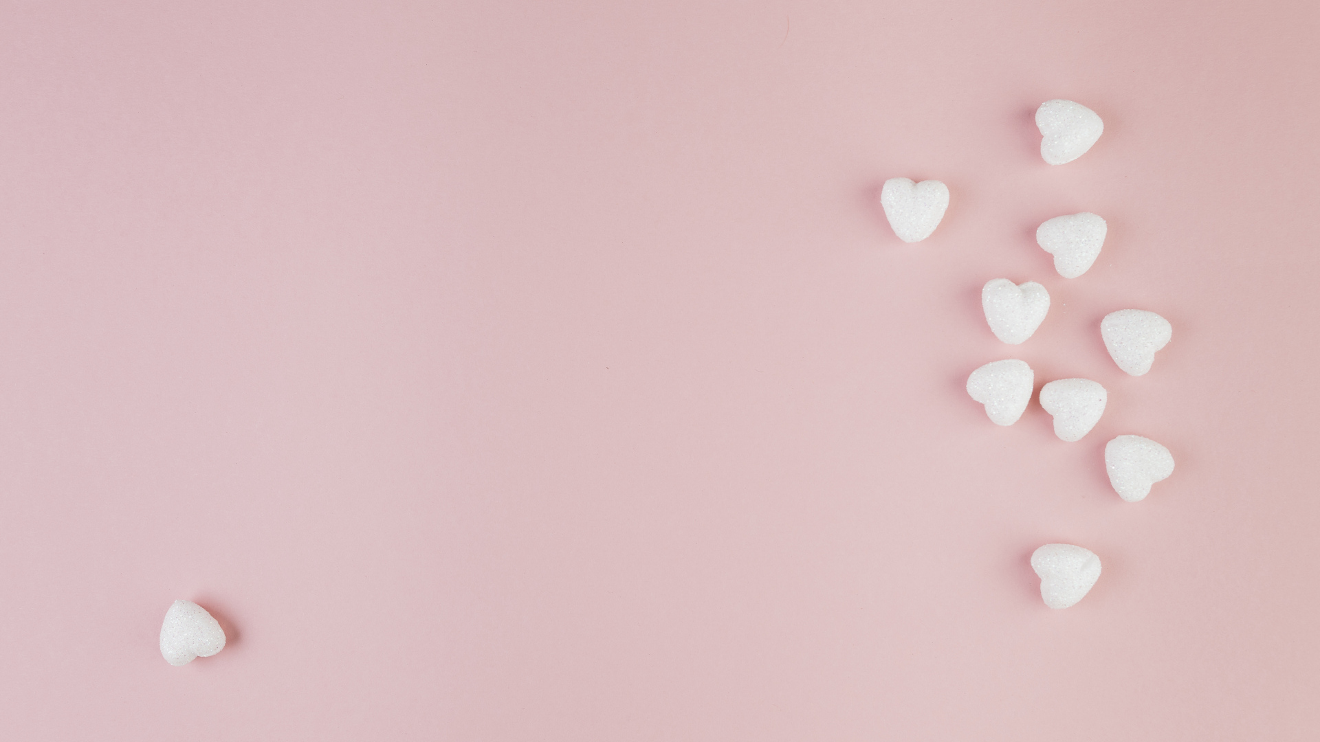 Маленькие белые сердечки на розовом фоне
