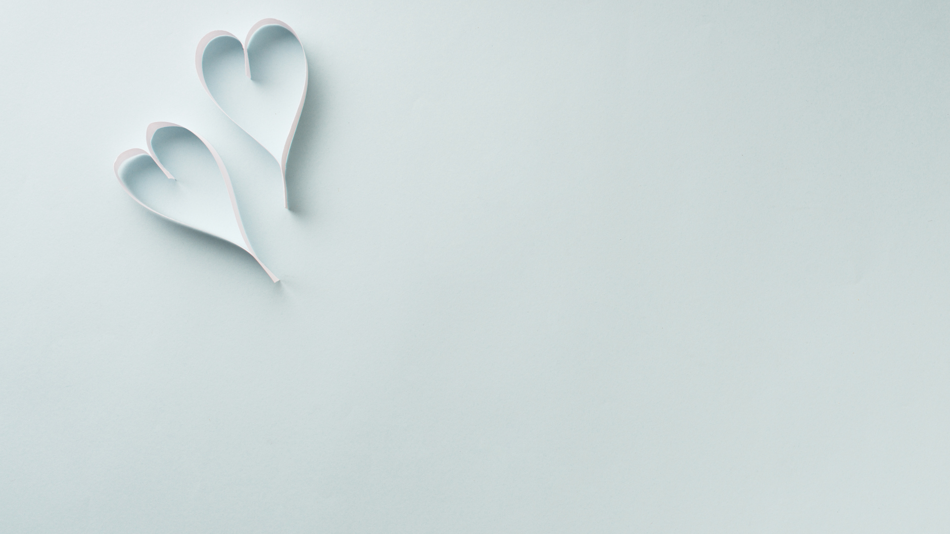 Две полоски белые полоски в форме сердца на голубом фоне
