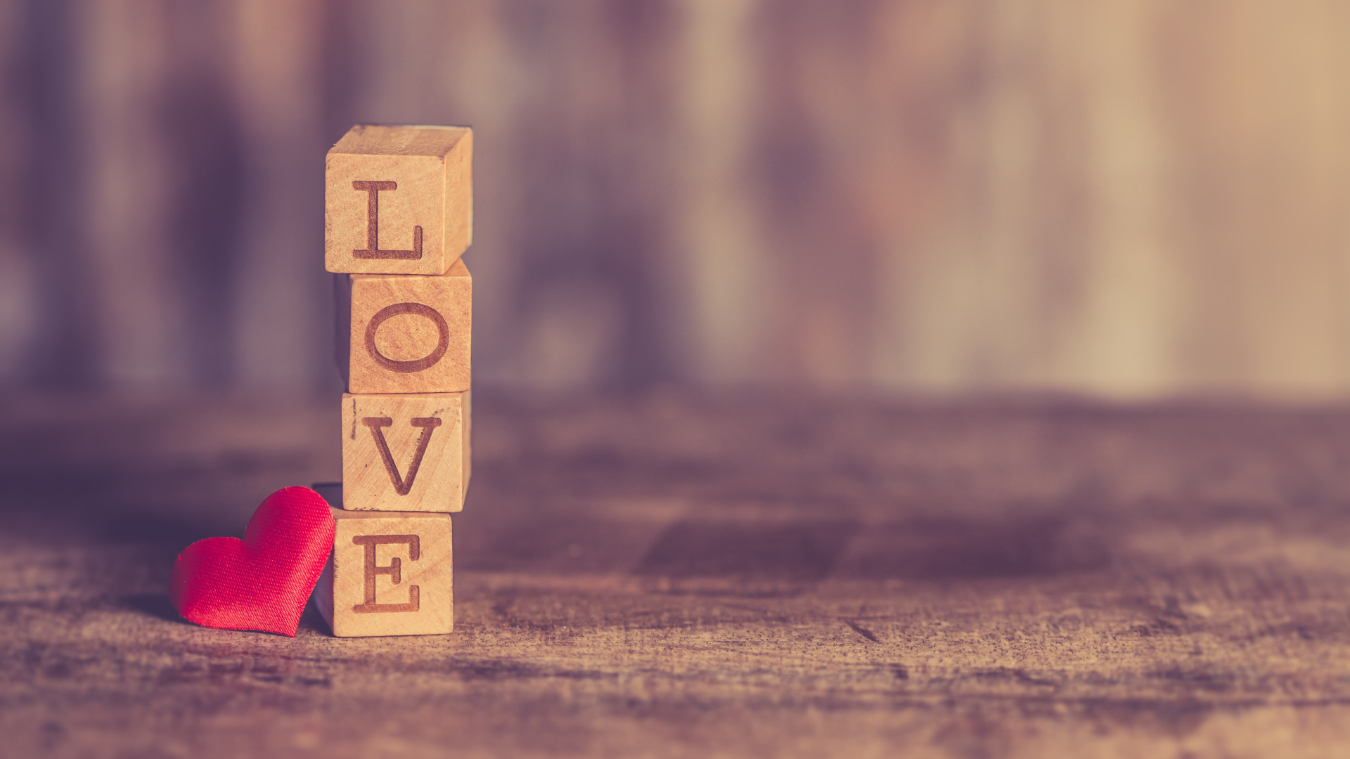 Деревянные кубики с надписью любовь с красным маленьким сердечком