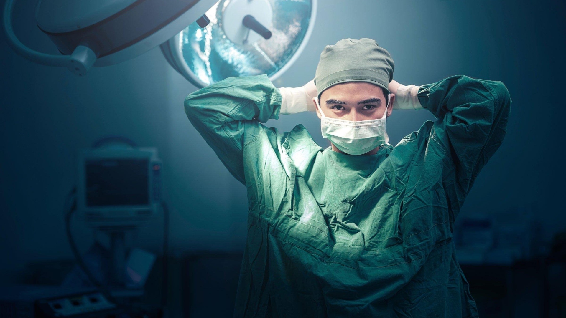 Мужчина врач в костюме в операционной