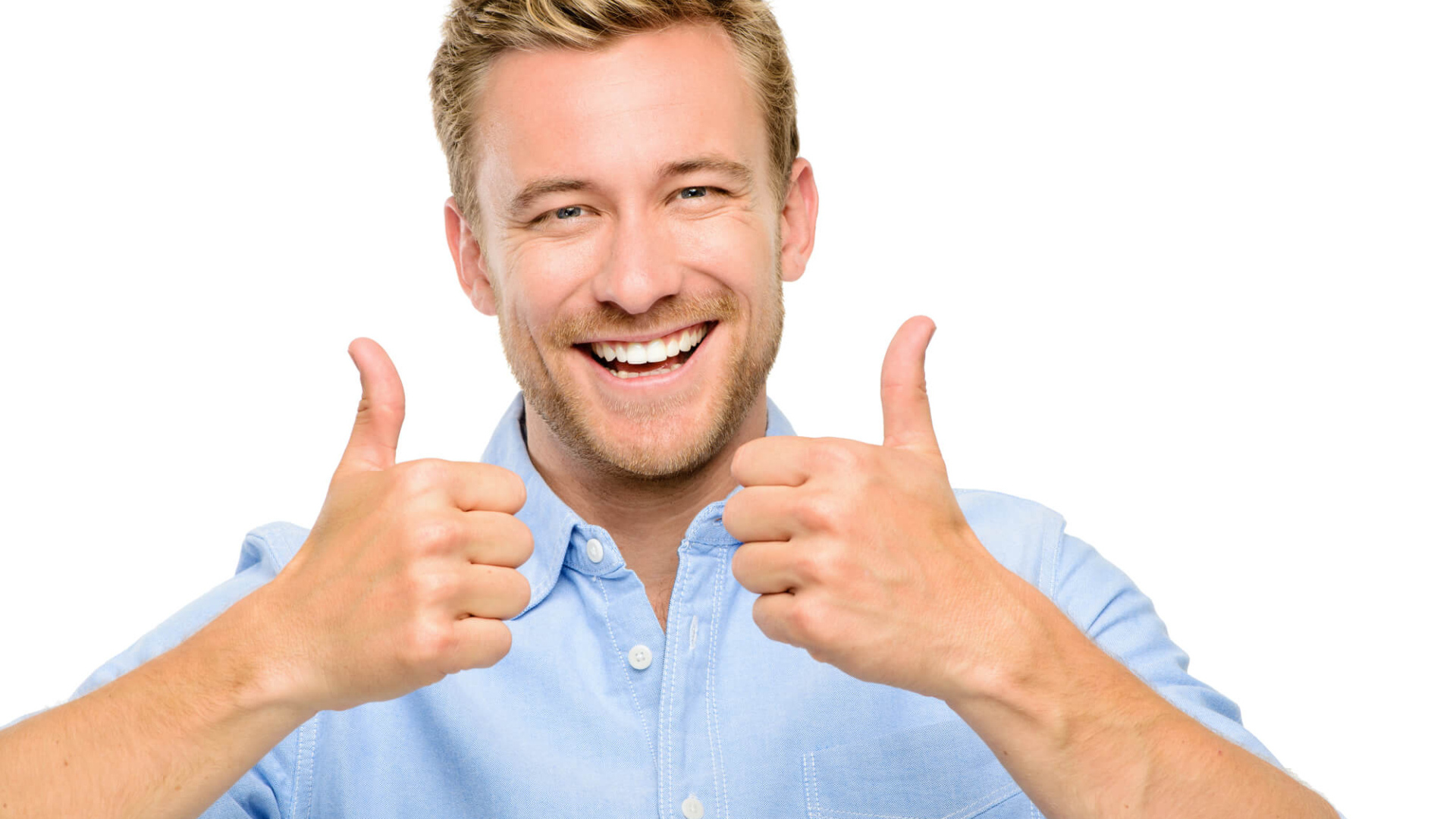 Улыбающийся парень показывает класс 