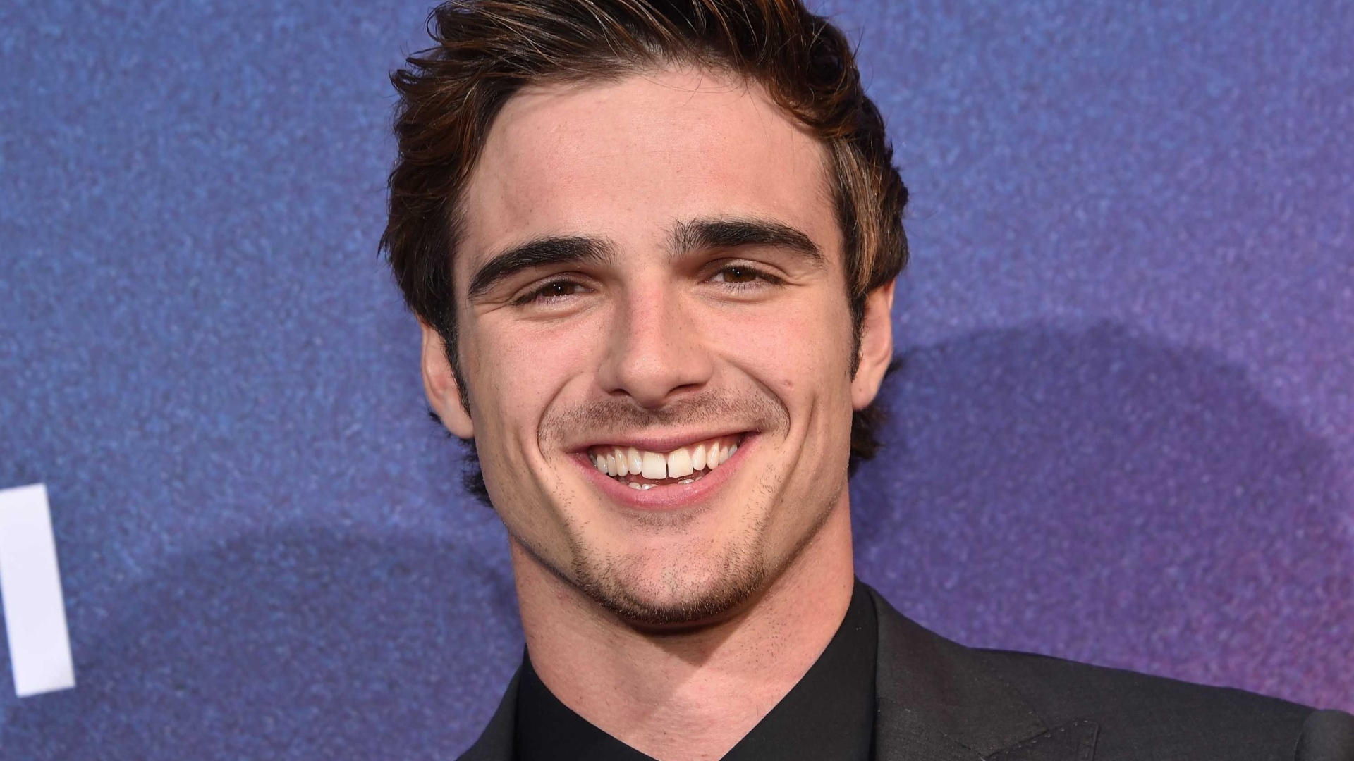 Улыбающийся молодой актер Джейкоб Элорди