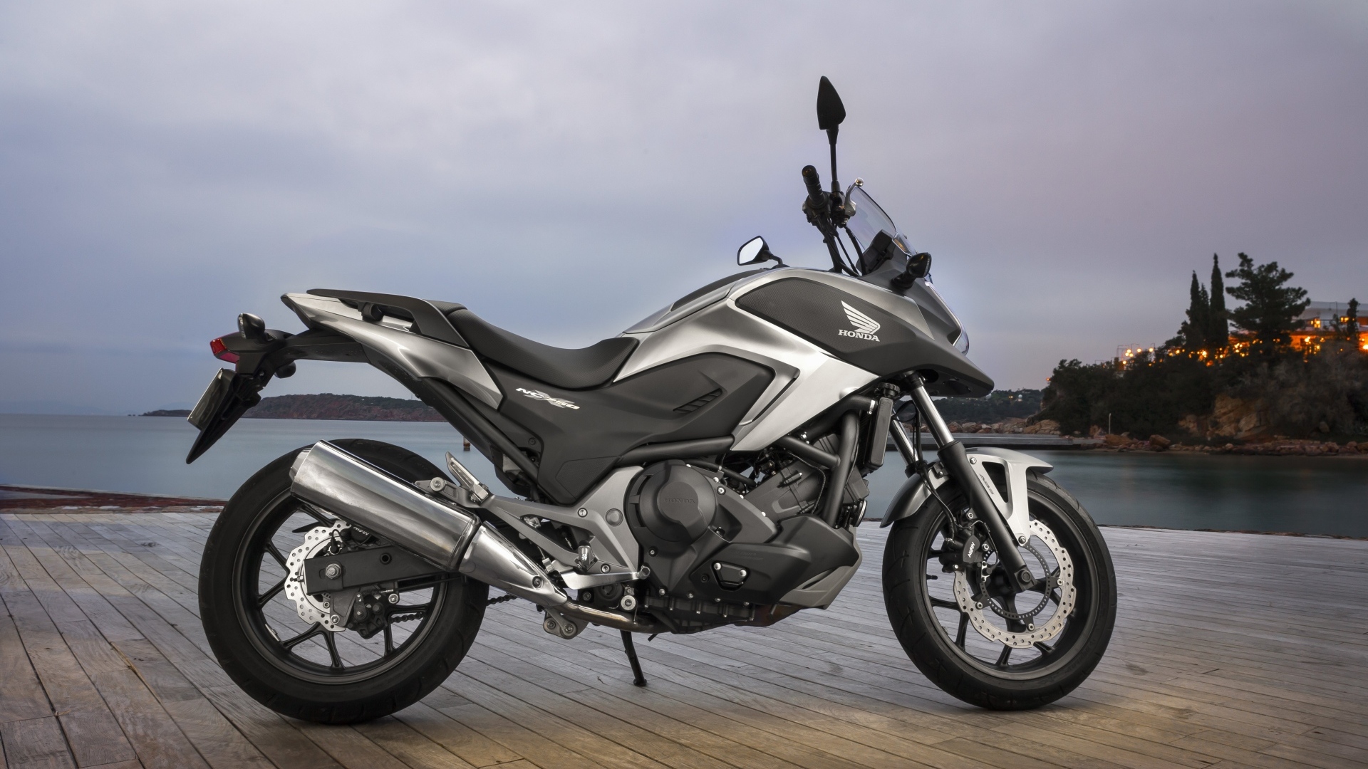 Мотоцикл honda nc750x у воды