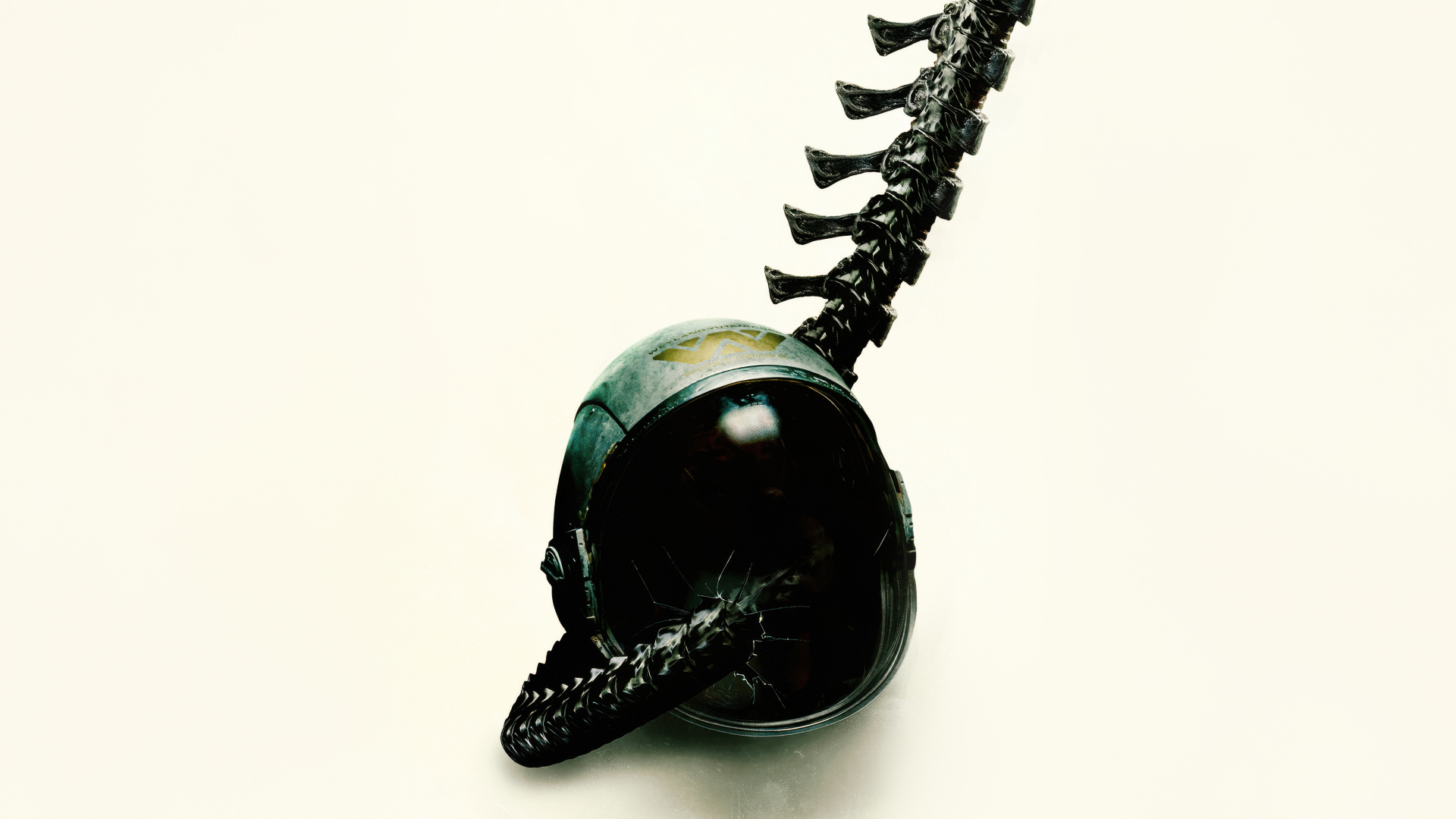 Шлем на белом фоне в фильме Чужой: Ромул, 2024