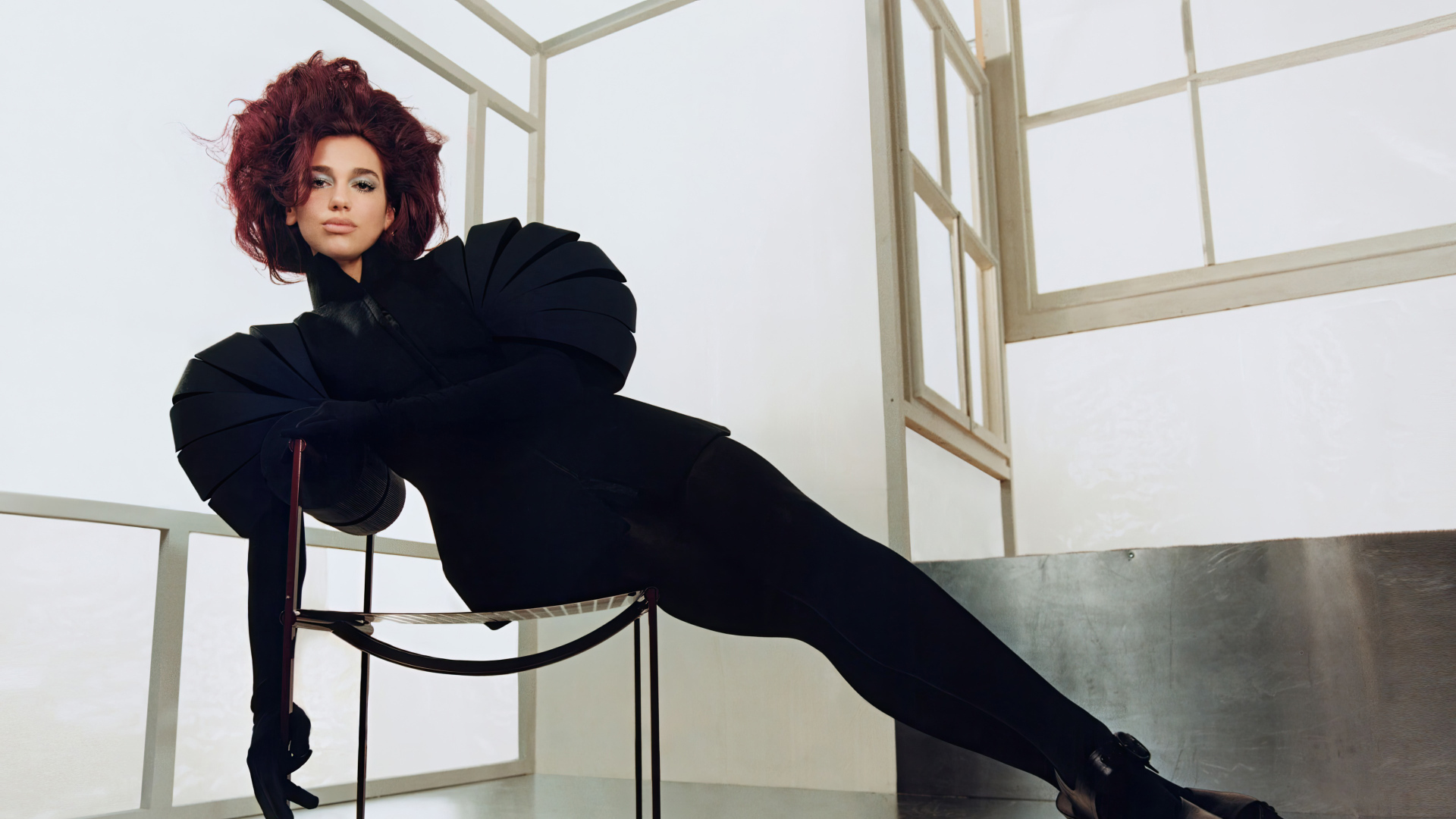 Красивое черное платье на певице Дуа Липа