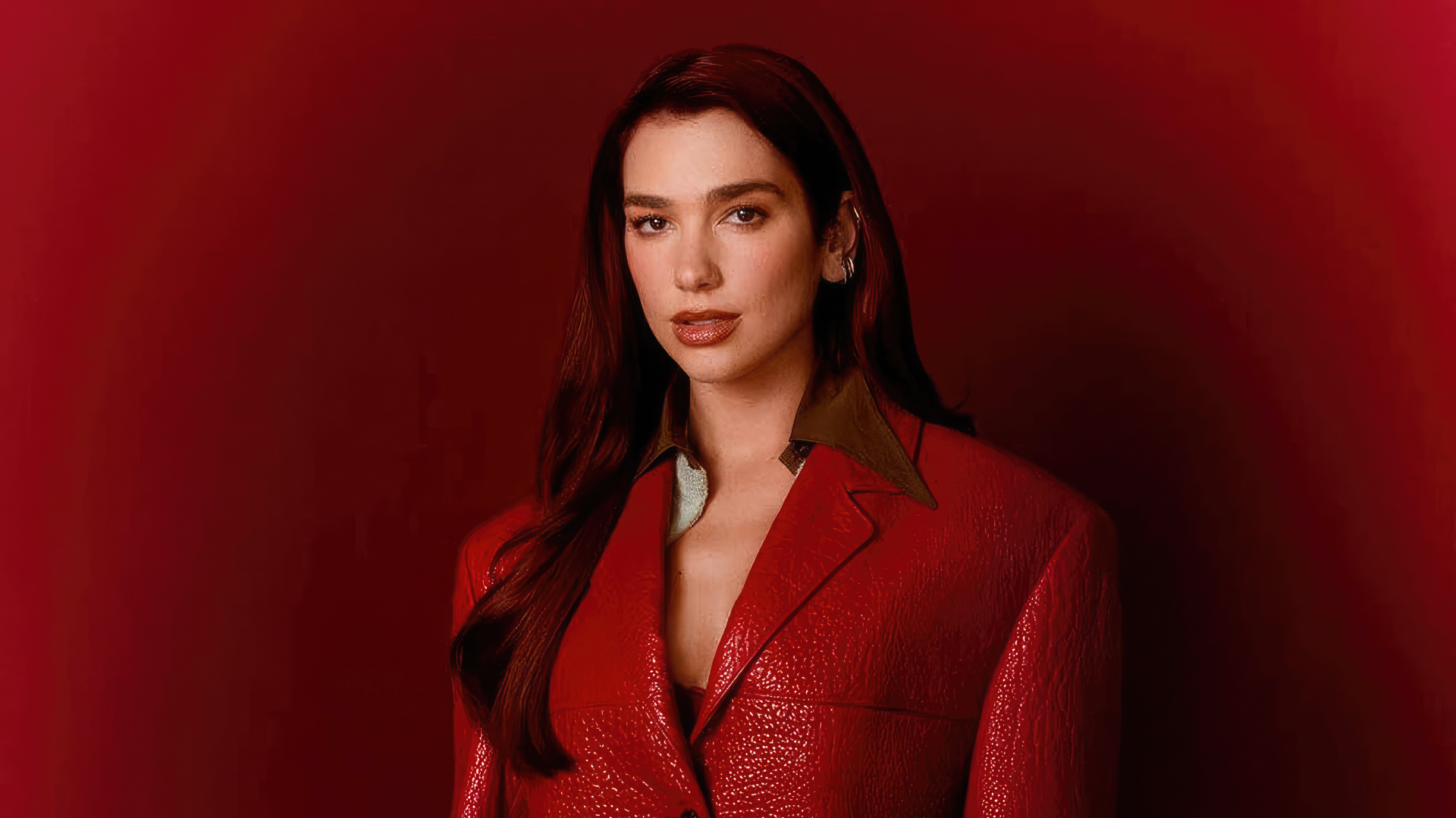 Красивая певица Дуа Липа на красном фоне