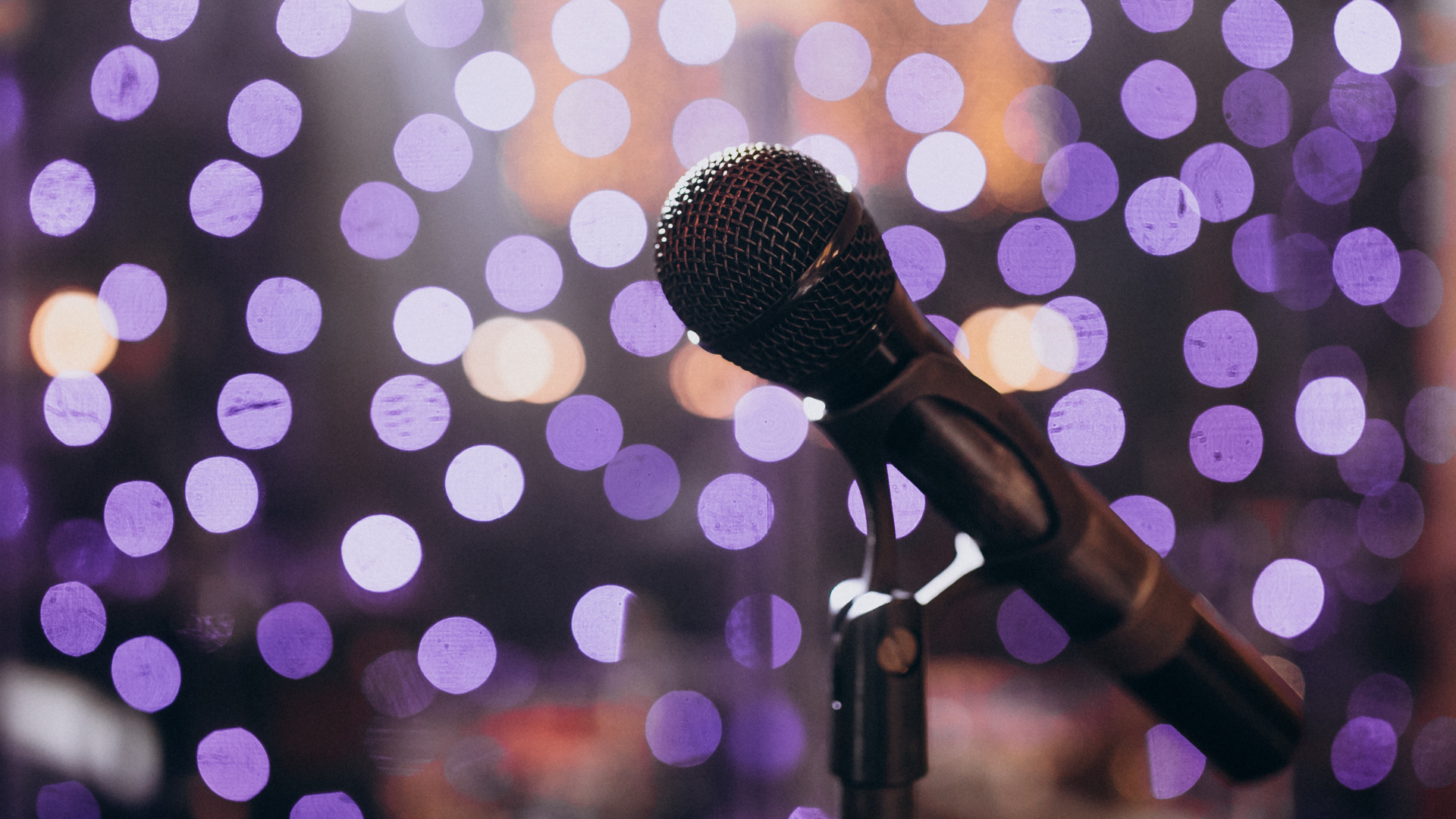 Черный микрофон для вокала на ярком фоне