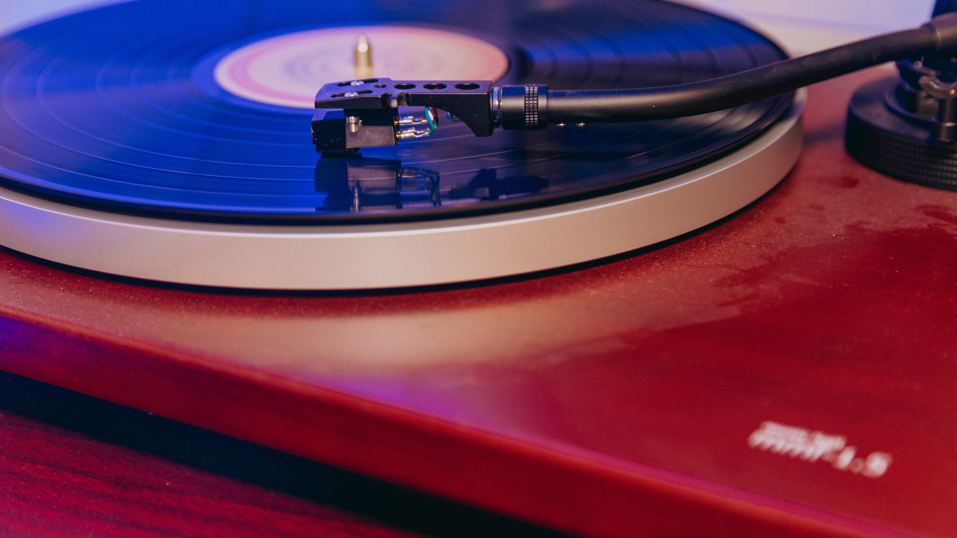 Черная пластинка на проигрывателе винила