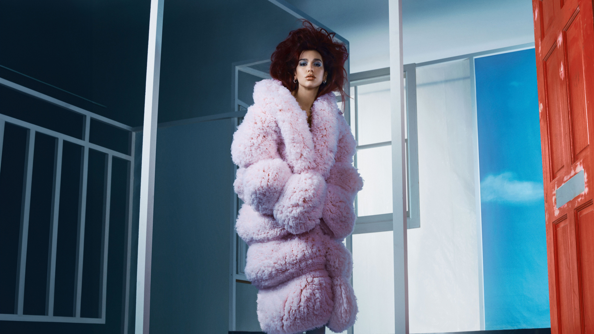 Яркая певица Дуа Липа в розовой шубе