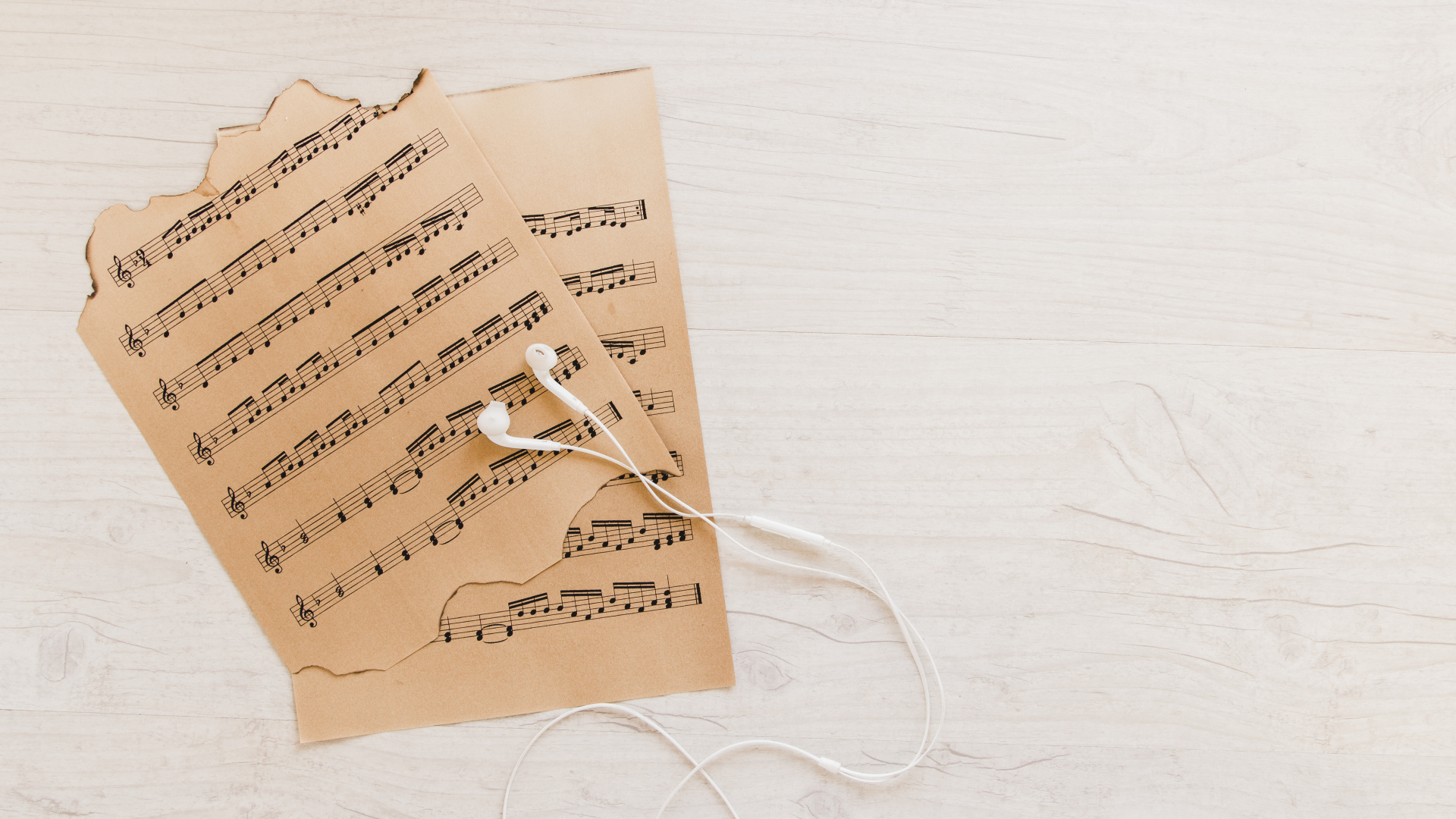 Сожженные ноты с наушниками 
