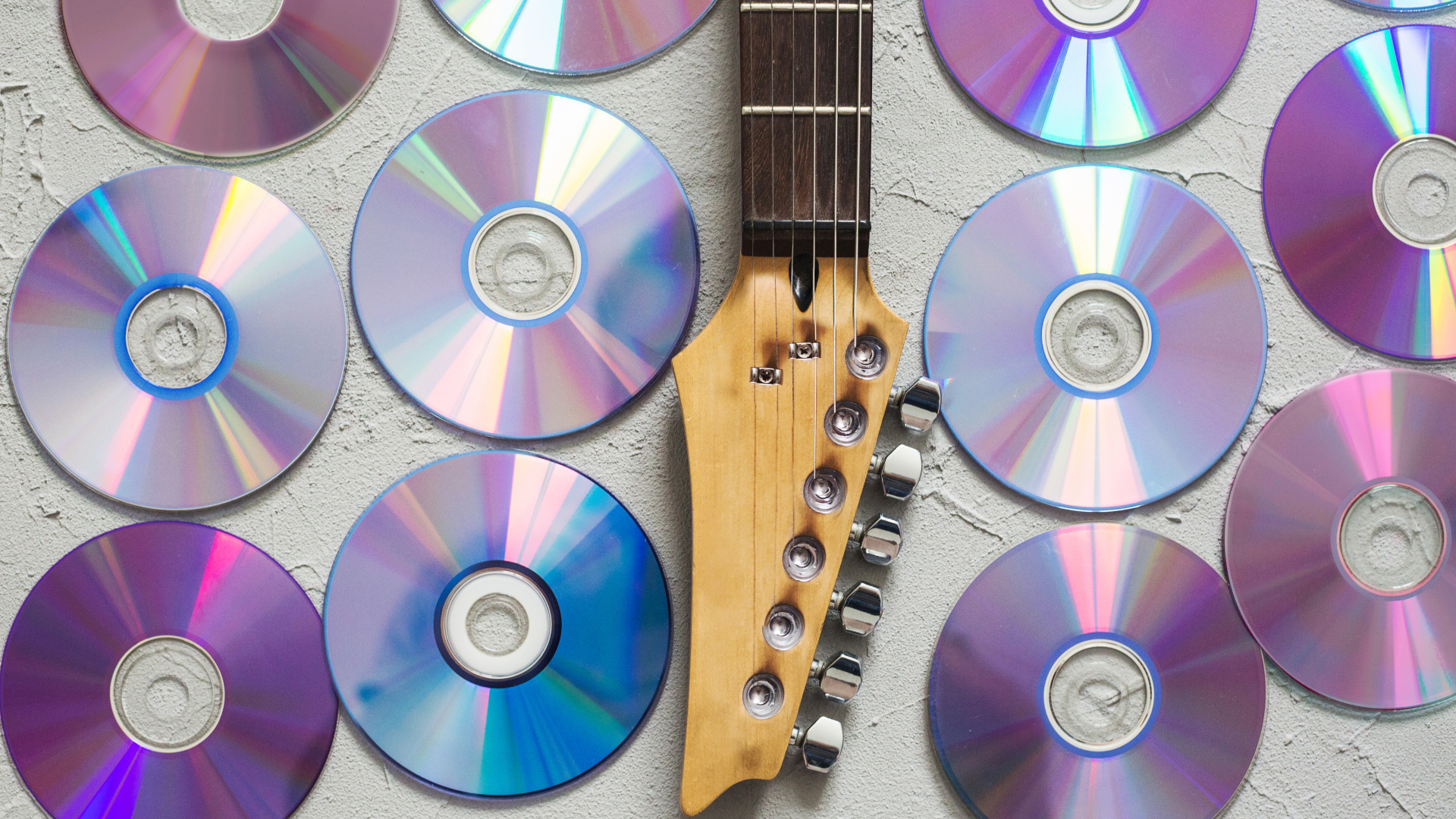 Сд диски  с гитарой на белом фоне