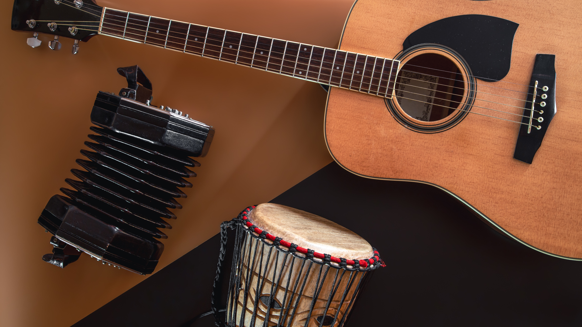 Гитара, гармошка и барабан на столе