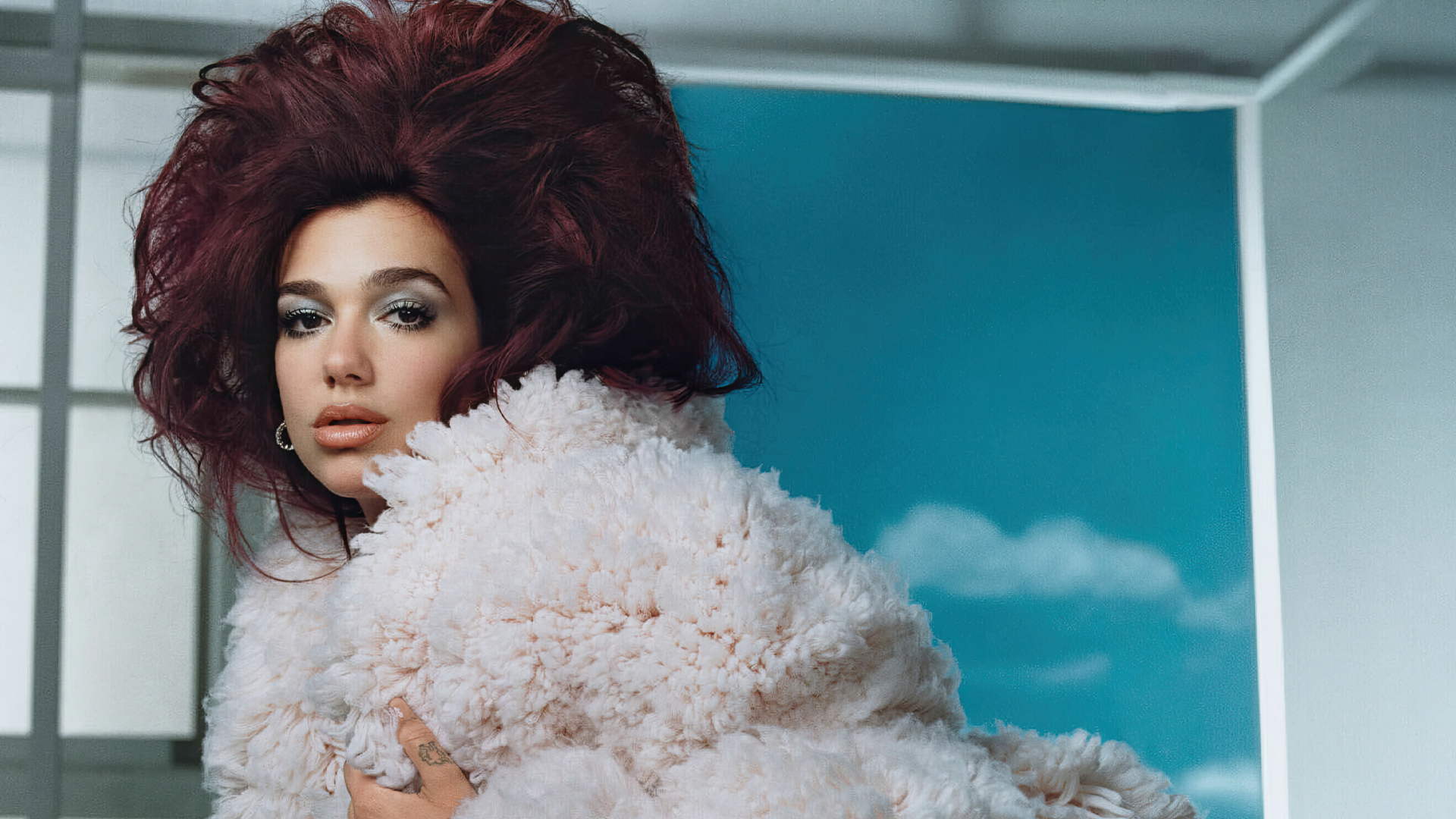 Прическа на голове певицы Дуа Липа