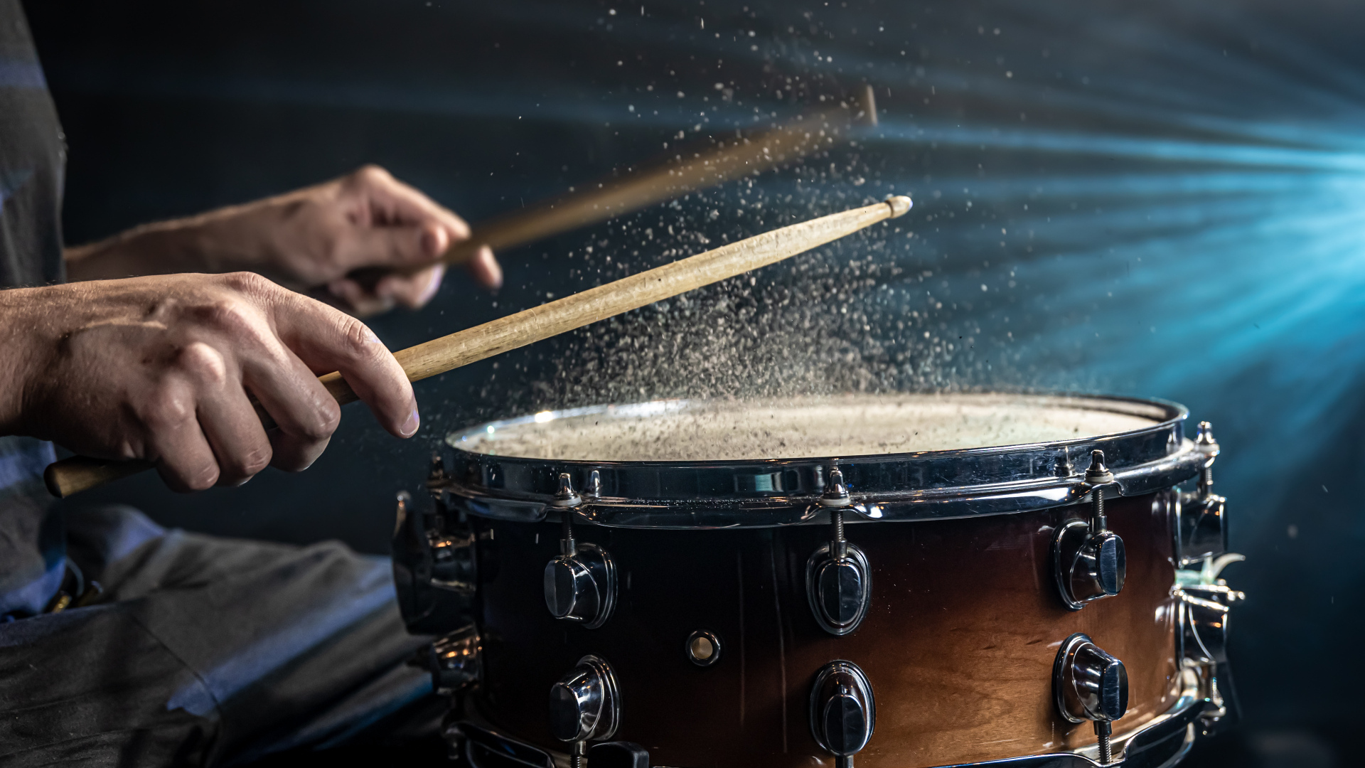Мужчина играет на барабане 