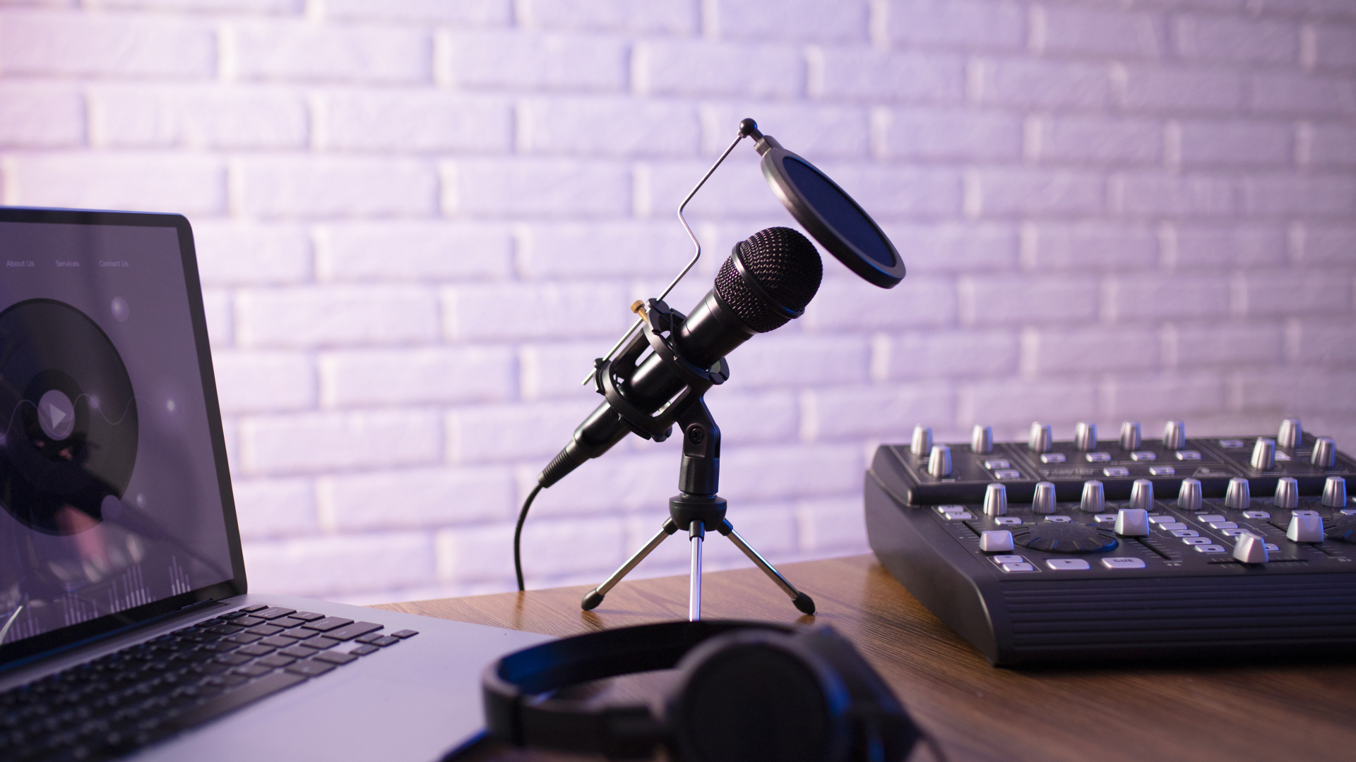 Микрофон на столе с микшером и ноутбуком
