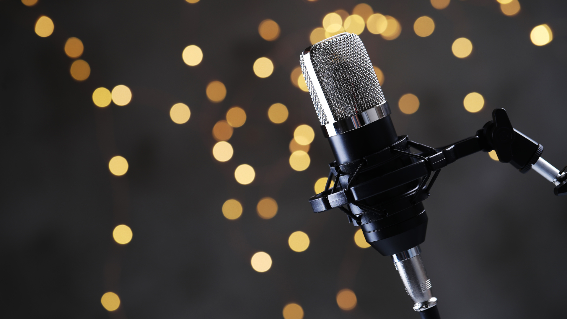 Ретро микрофон на фоне лампочек 